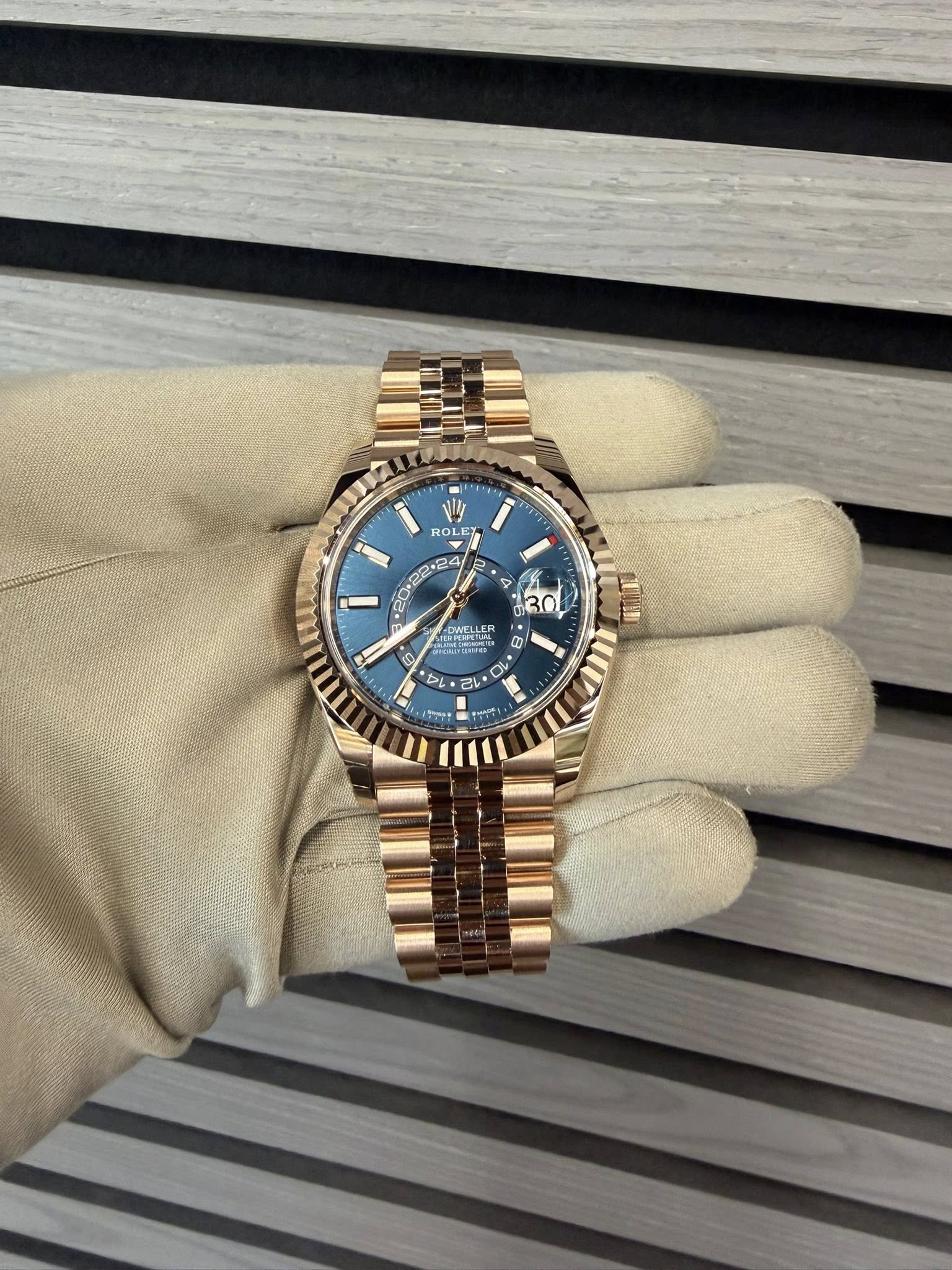 May be an image of wrist watch and text that says 'i ን 业 山 ROLI ROLE I 20+22 4 DWEL OWELLER m S בי1 30 وام D B N A שש CL 2L L かーょ sont'