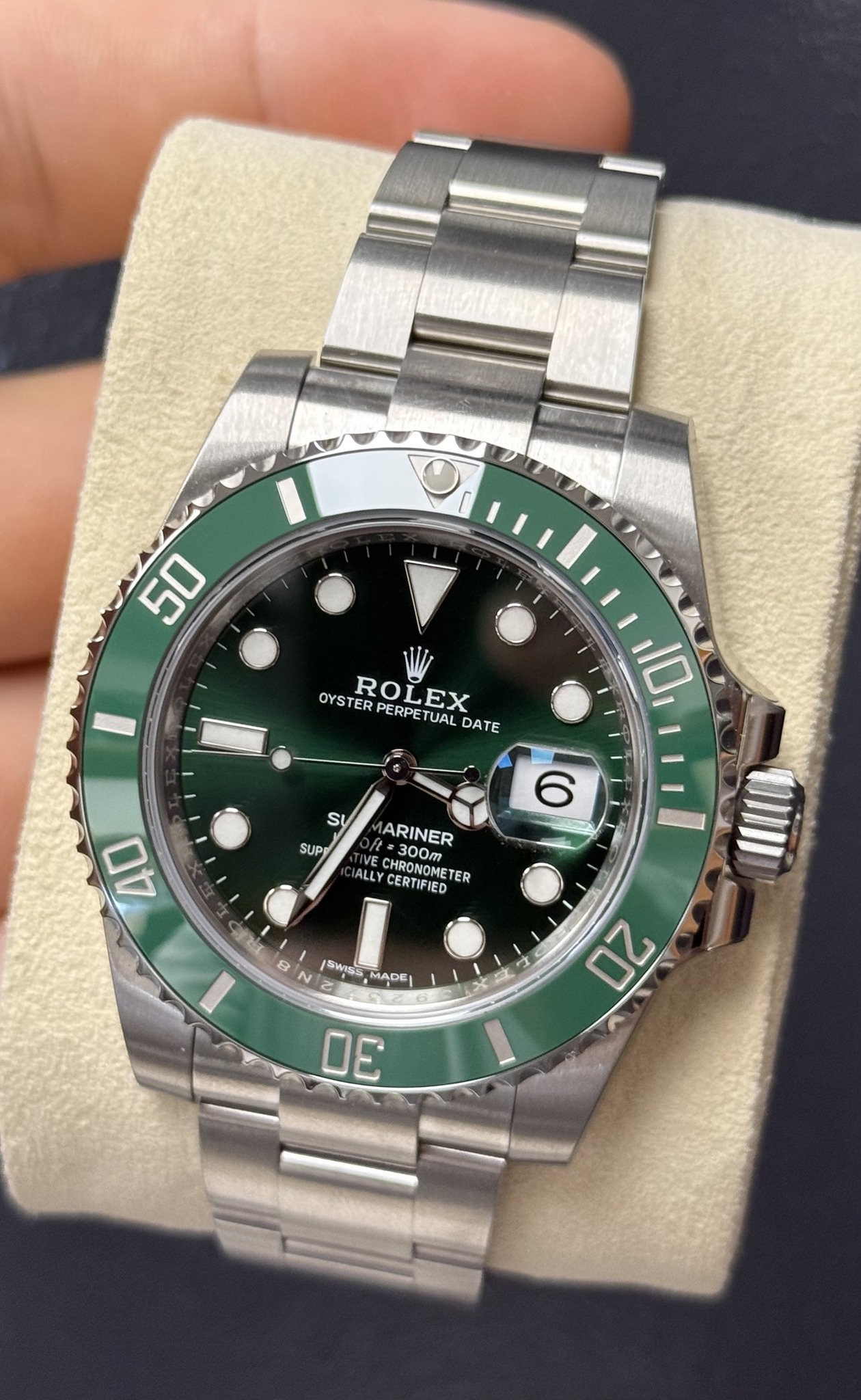 May be an image of wrist watch and text that says '50 OYSTER ROL OYSTERPERPETUAL ROLEX EX PERPETUAL AL DATE 10 SV SUP 6 40 ARINER 300m 300 IVE CHRONOME ALLY CHRONOMET CERTIFIED…