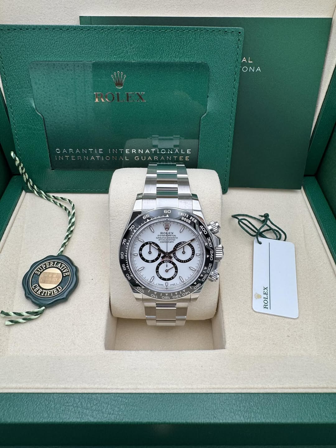 May be an image of wrist watch and text that says 'AL ONA O GARANTIE TERNATLONALE GARANTIEINTERNATIONALE TERNATL ATIO LGUARANTEE INTERNATIONALGUARANTEE LGUAR UARANTEE TEE 60 မင်…