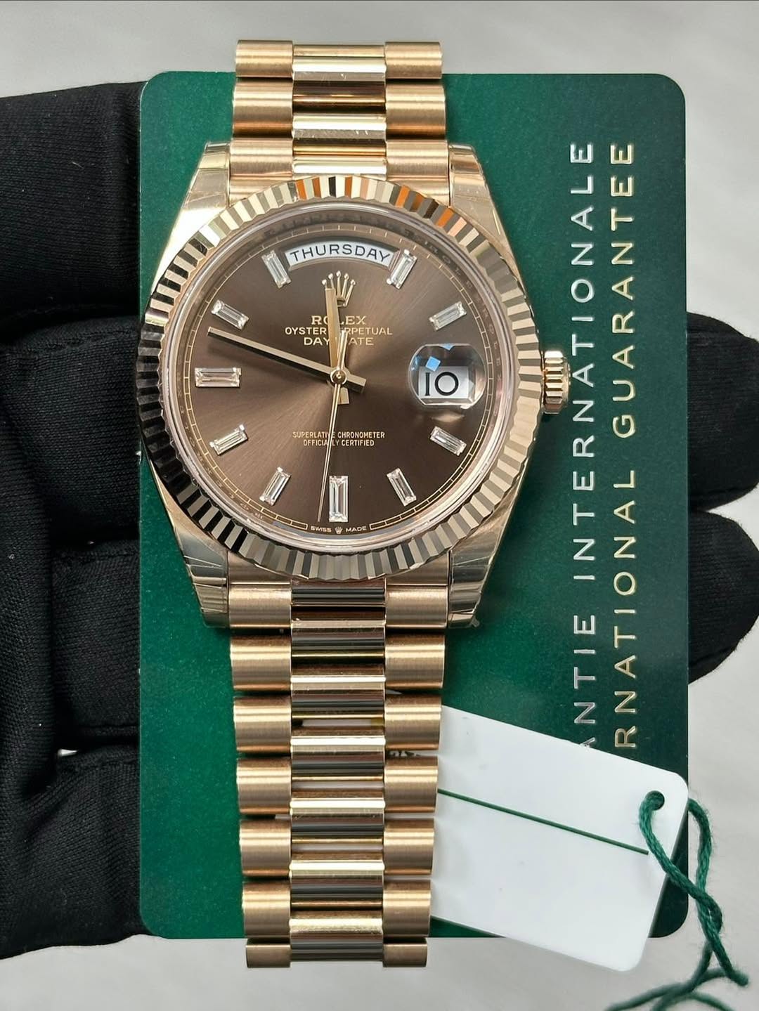 May be an image of wrist watch and text that says 'THURSDAY OYSTER STER RO RO DA .EX SPETUAL RPETUAL UAL ATE SUPERLATIE CHRONOMETE CERTIFER 香蜗広る MADE O E NTERNATIONALE…