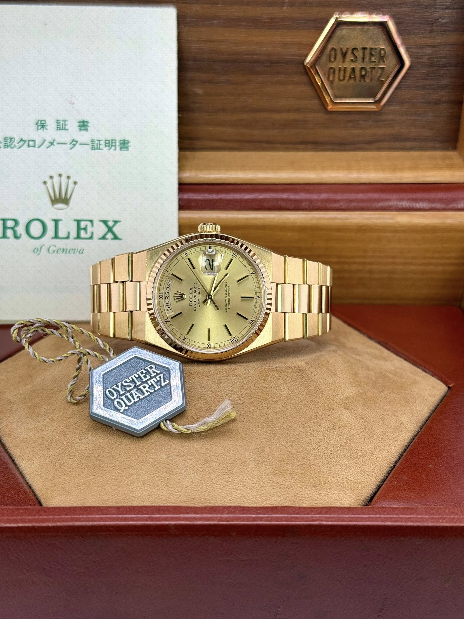 May be an image of wrist watch and text that says '保証書 認クロノメーター証明書 ROLEX ၈ Geneva 自血海 W W LNVICESISA ف OYSTER QUARTZ'