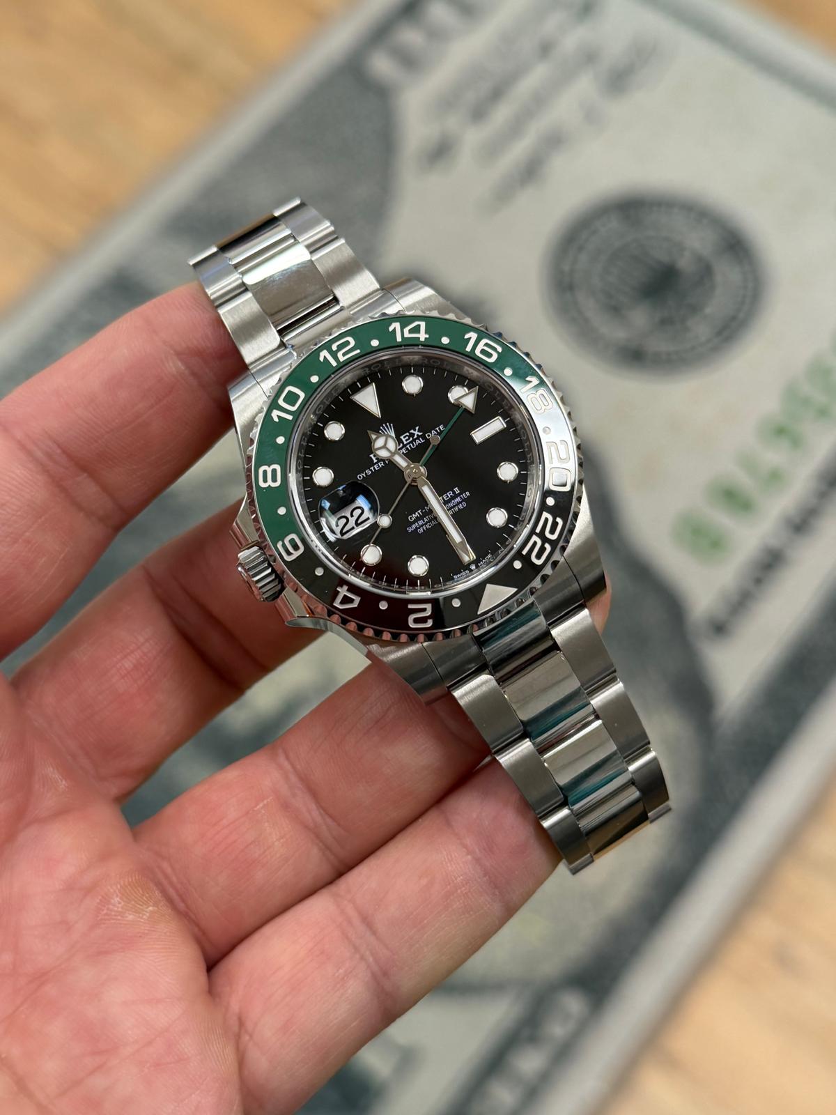 May be an image of wrist watch and text that says ' EX 8 22 II 6 • す 2'