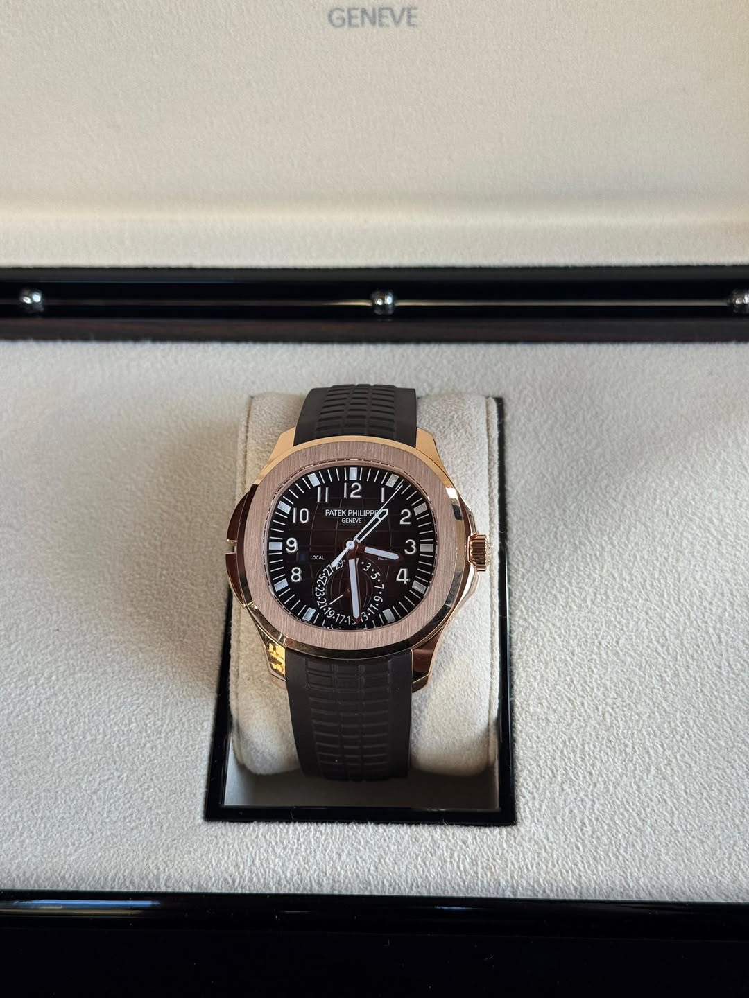 May be an image of wrist watch and text that says 'GENEVE 1 2 IS 10 KPHUP PPR GO 8K 2 9 8 B 3 فر 3 نم ي 4 977'