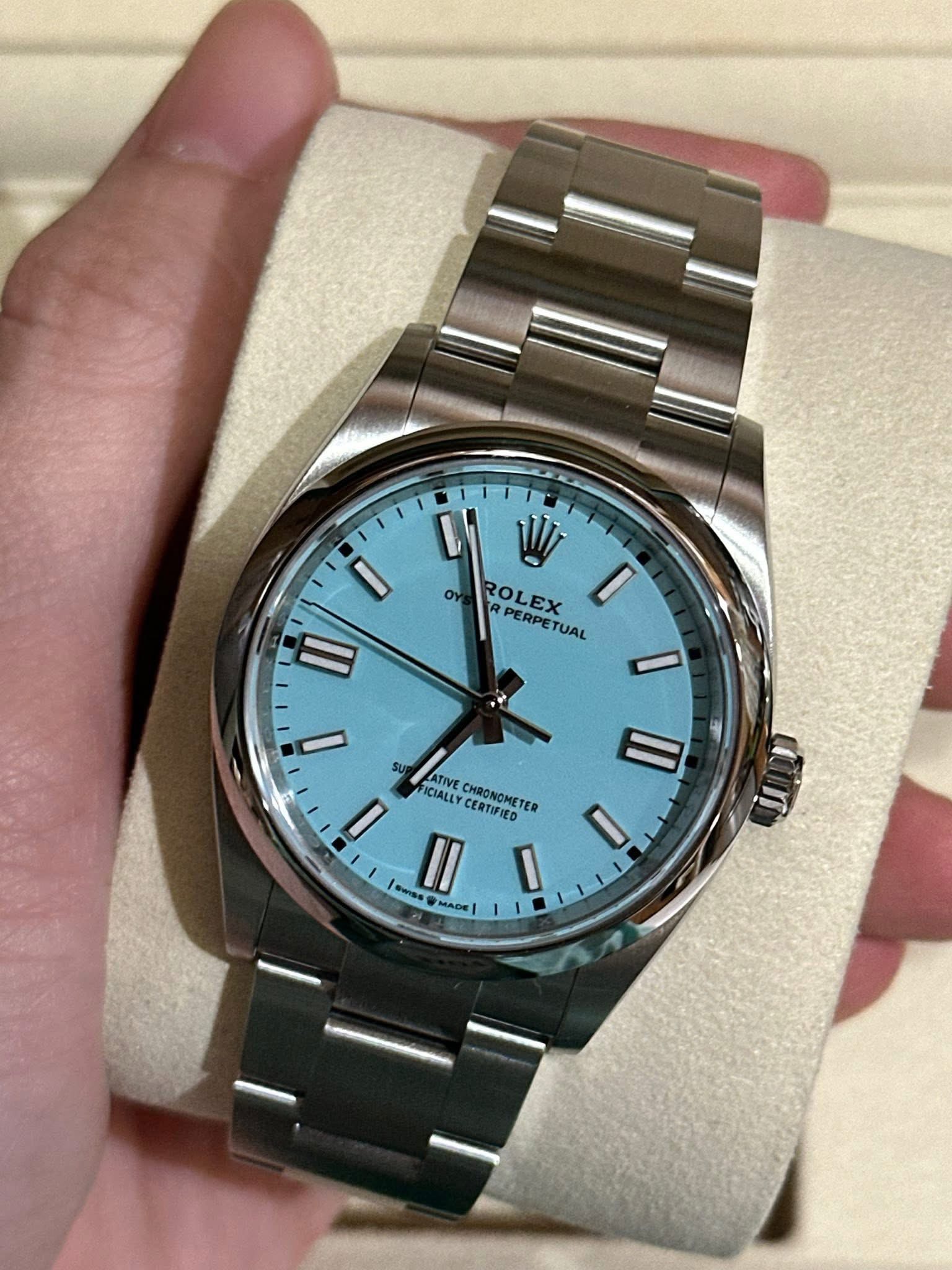 May be an image of wrist watch and text that says 'L W OY ROLEX ROLEX I PERPE PERPETUAL TUAL I II I ECIALLY CIALEY SUPLATIVE ATIVE ١ - CERTIFIED CHRONGMETED TER I II I emss MADE'