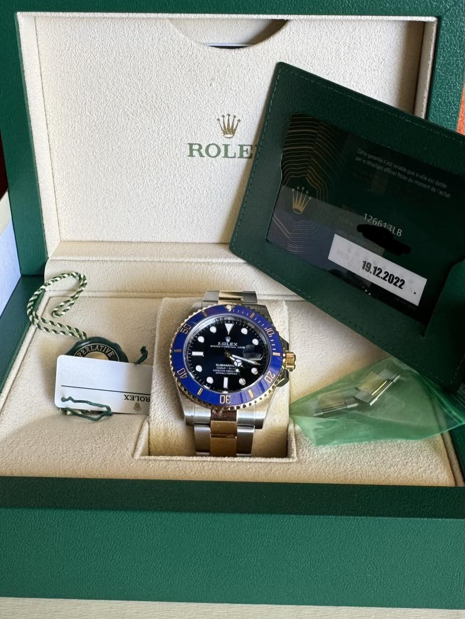 May be an image of wrist watch and text that says 'W ROLE OLE 吉 1De け Pautn አጋች 20 1 OF'