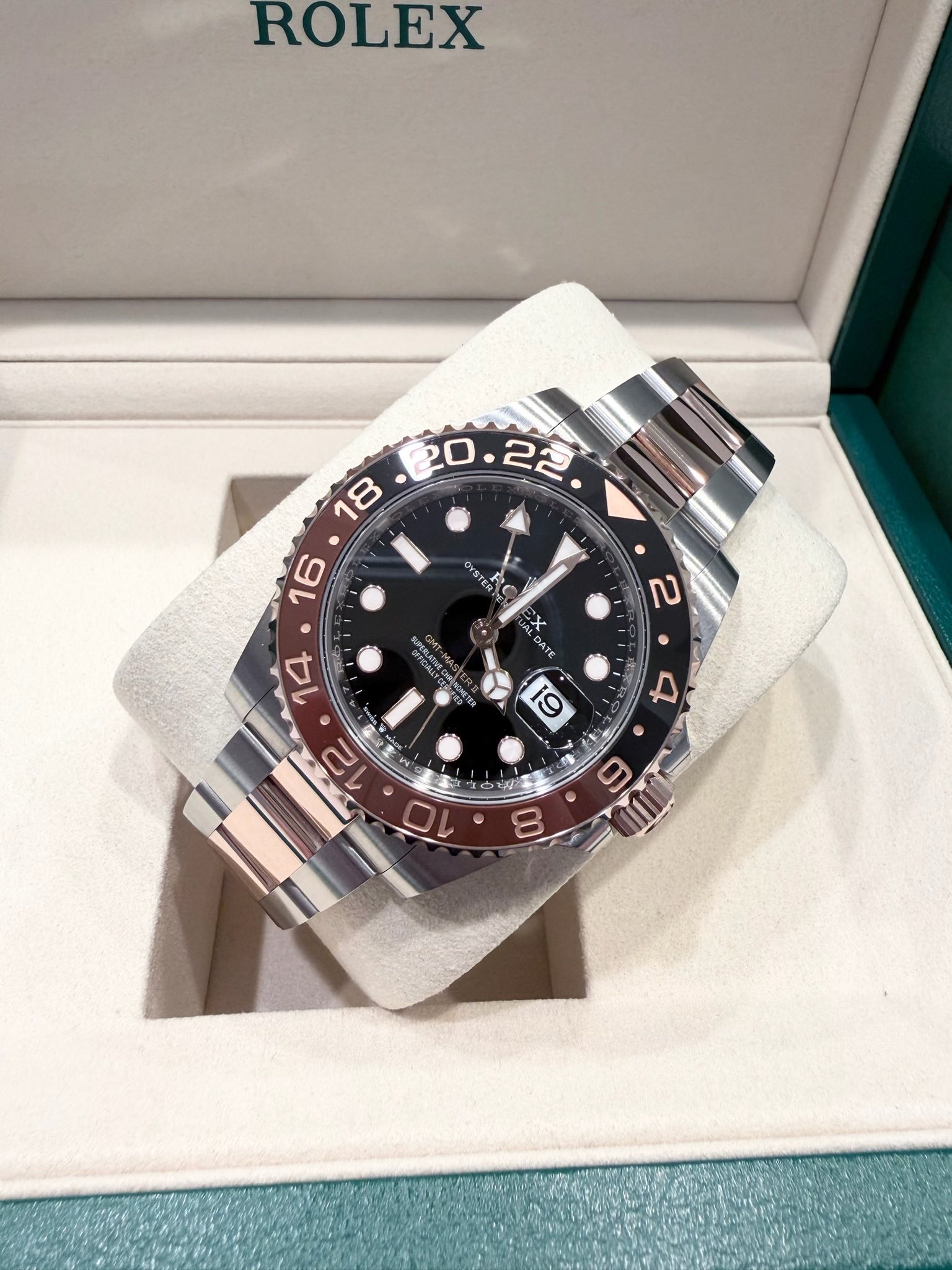 May be an image of wrist watch and text that says 'ROLEX ב OYS OYSTER ALDATE '