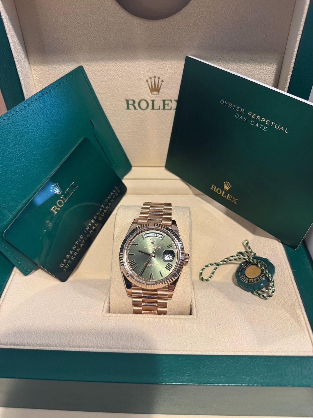 May be an image of wrist watch and text that says 'Wy ROLE TER DA -DATE PERPETUAL PEARETUAL PERPETUAL ROLE ROI ROLE SR 46 ያወ ad เฮิาท 2'