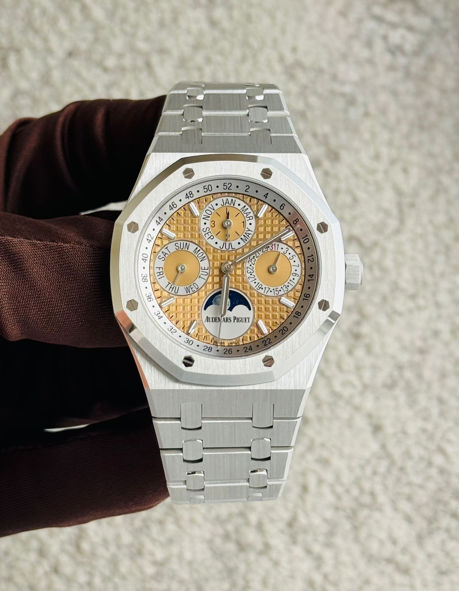 May be an image of wrist watch and text that says ' OV O% JAN 10 O1 44 3 MAD MA 42 ED MA SUN MON UL 40 36 83 THU e 36 V3 GE बा .5 جن AUDEN PIGUET 28 က'
