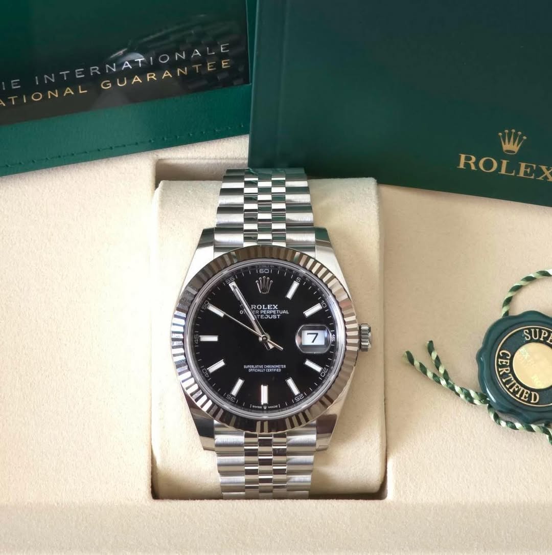 May be an image of wrist watch and text that says 'A GUARAN IONAL ROLEX ROLEX Jua UAL 7 GILOO ាល 7 SUP ERTED'