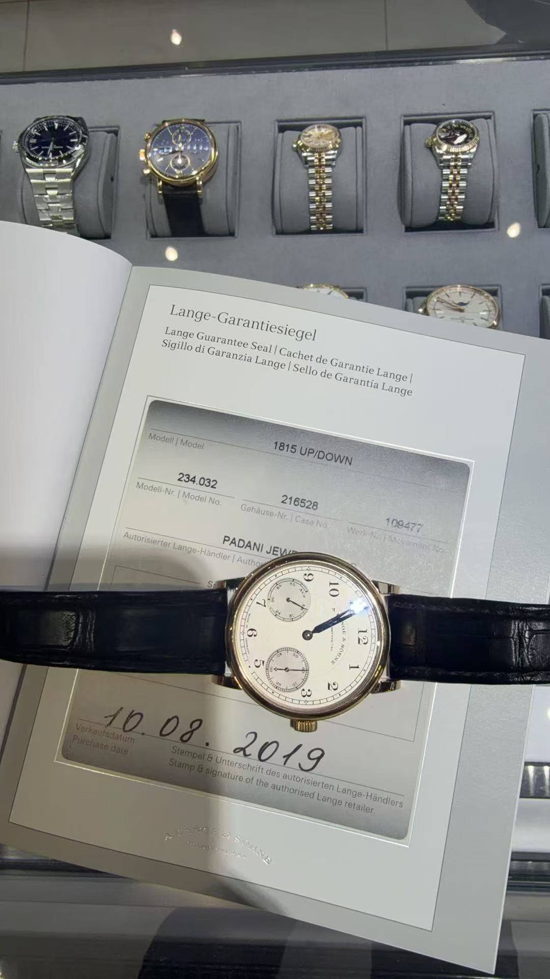 May be an image of wrist watch and text that says 'Lange- Garantiesiegel Lange Guarantee aranziaLangels Seal Sigillo di Garanzia Lange Cachet de Garantie! Garantia Lange! Sello…