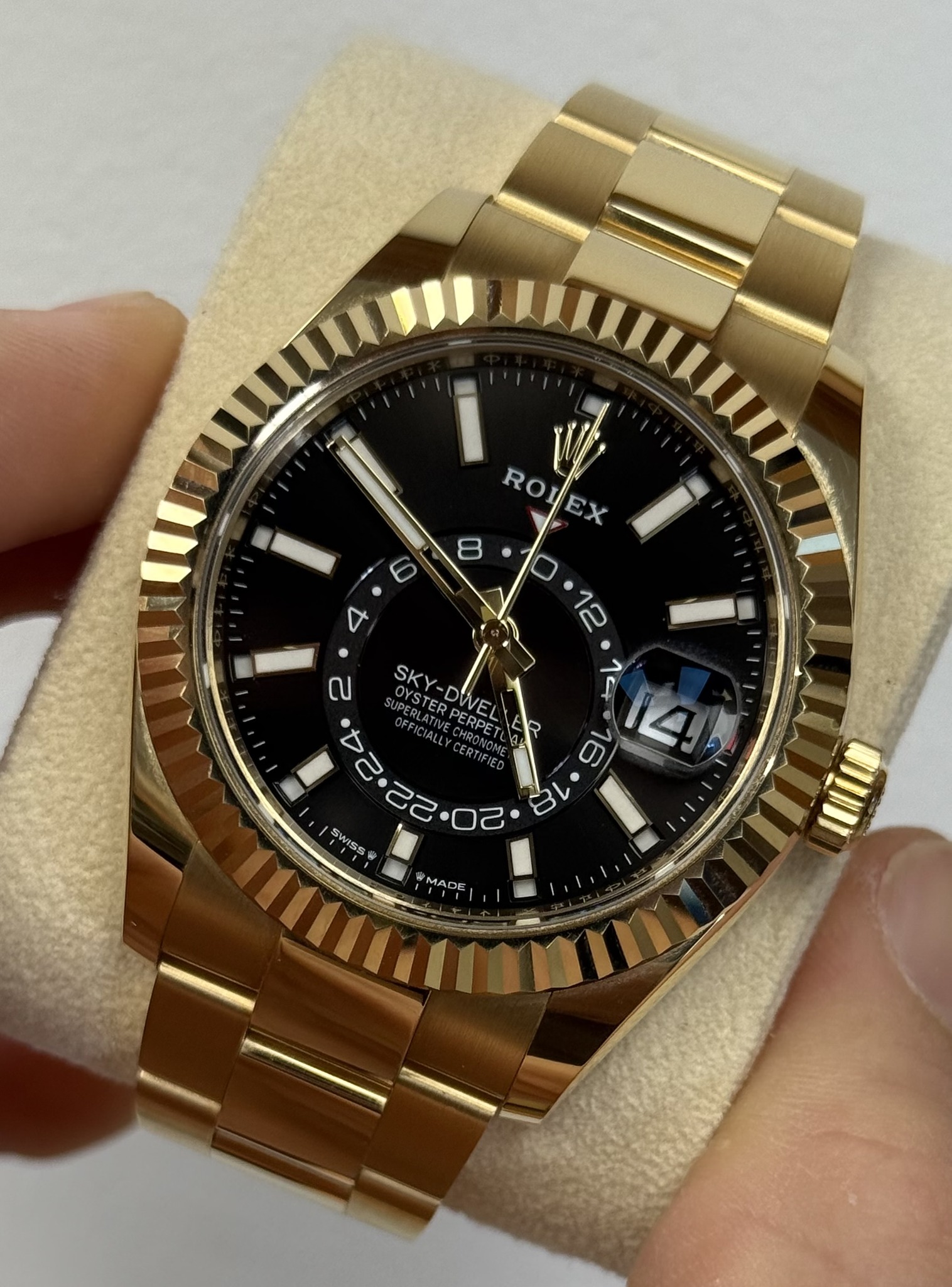 May be an image of wrist watch and text that says 'i ROI ROIEX EX i 8 0 4 12 ณ SKY-DWELY SK Y-DWVE SKY-DIE OYST OYSTERP TEOEL 19 4ਣਾਰਣ FFICIALLYCE STERPEDOST ERPET ERPE…