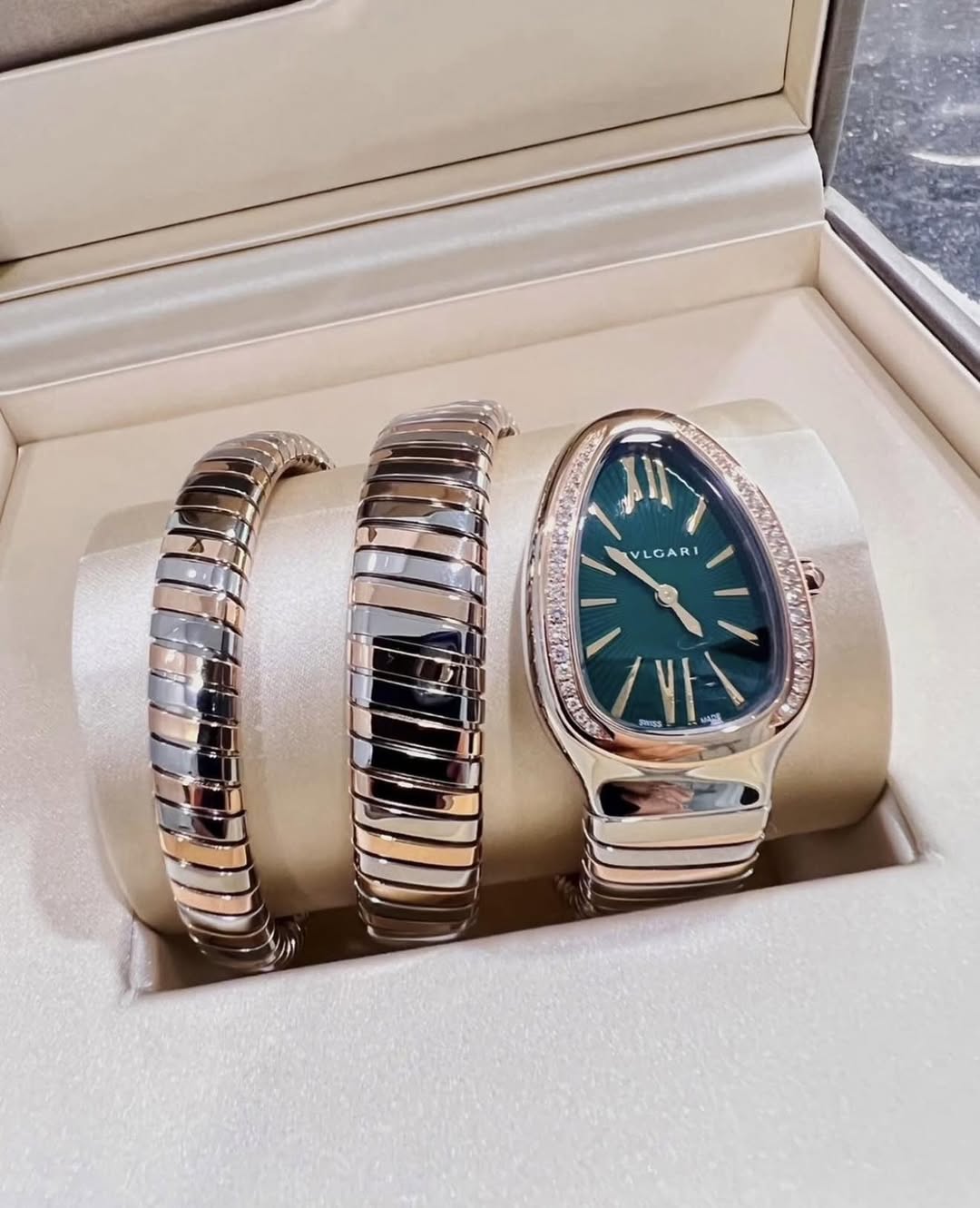 May be an image of wrist watch and text that says 'ااا V VLGAR R V เมส์ и'