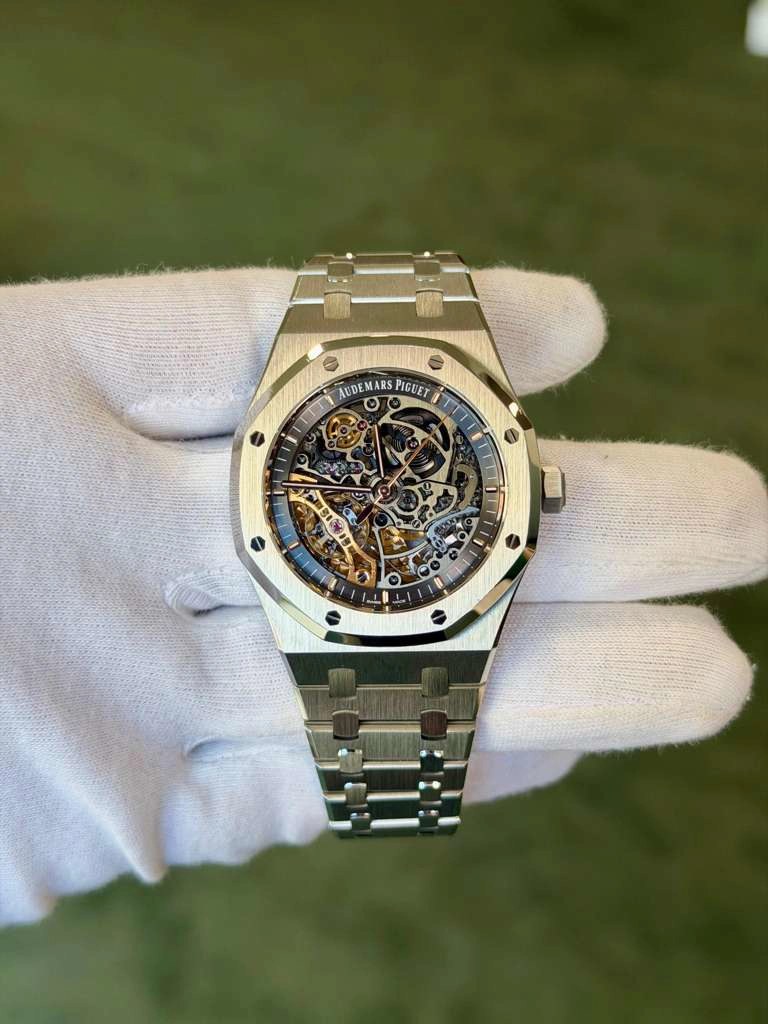 May be an image of wrist watch and text that says 'AUDE M RS PIGUET O IT و 0'
