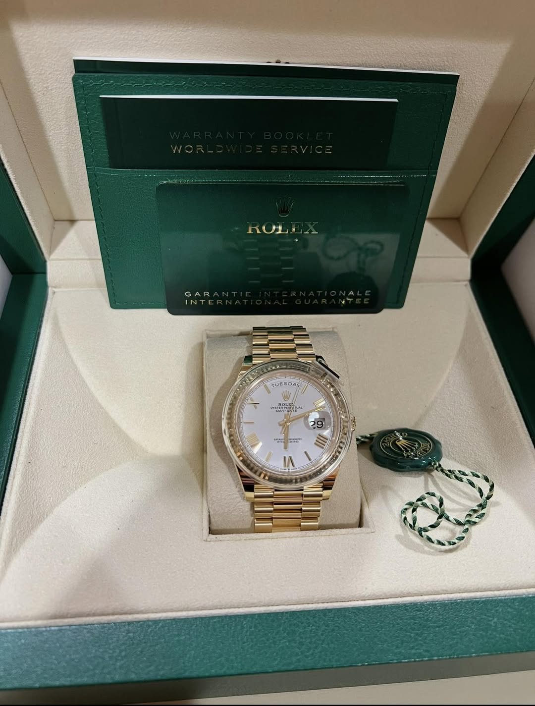 May be an image of wrist watch and text that says 'ROLEX ΚΟwBx GAR 07 TUESDA T UE5O IE 网 2 ن I 1 IA'