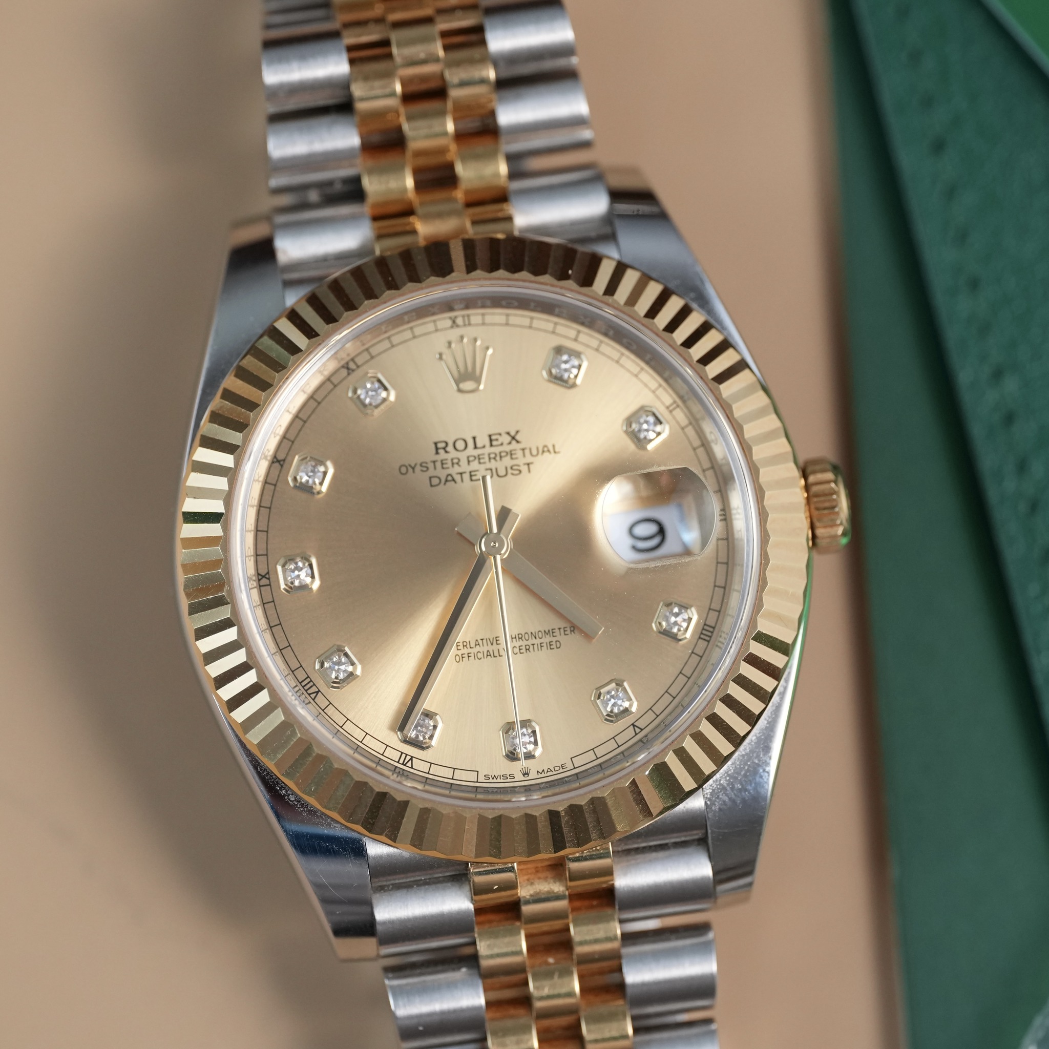 May be an image of wrist watch and text that says 'XIL XL お ROLEX ERPERPETUA TUAL OYSTER DATE DATETUST ROLEPETUAL าบรา 벤 9 EUTIFIED OEFICIALL ج'