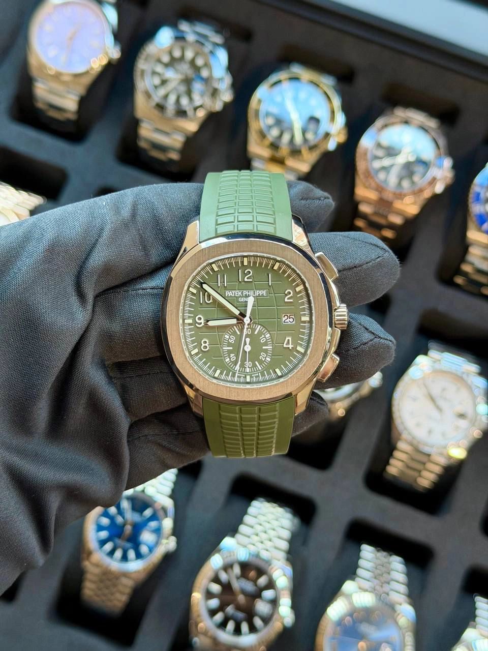 May be an image of wrist watch and text that says '12 FATEKPHLPPE E PATEKPH UPPE 2 Iu و 8 25 N 50 0 י1 八 ٥= 4 0 5 50 E'