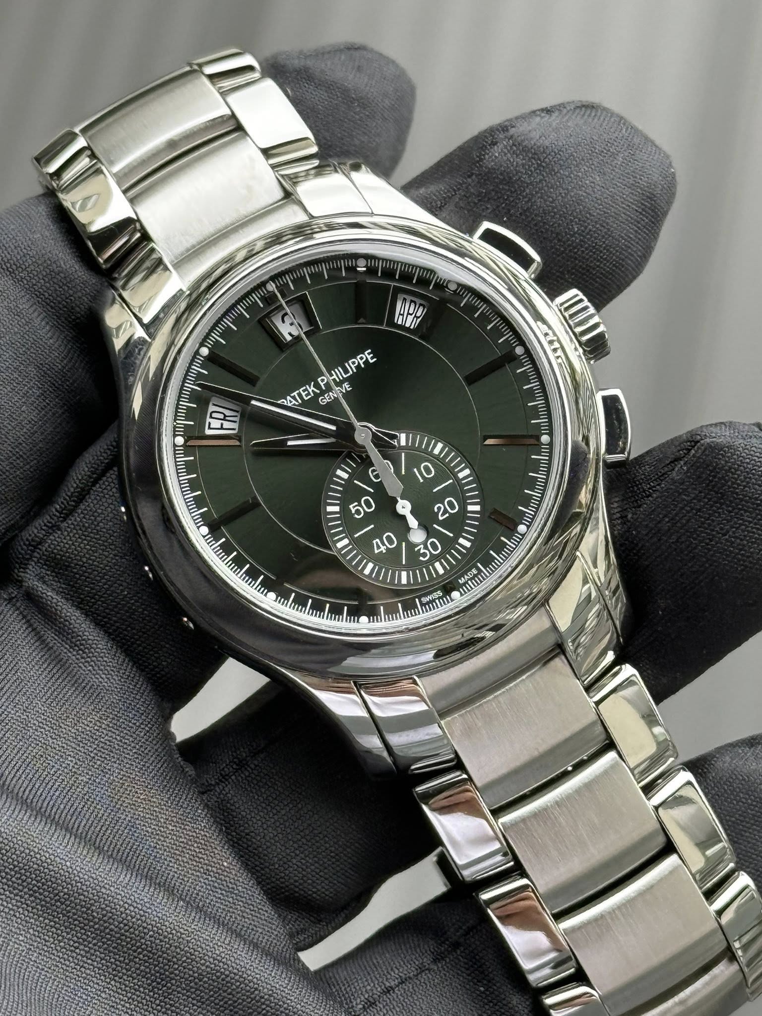 May be an image of wrist watch and text that says 'ייןי መ" H PHIUPPE ATEK GENEVE E 10 ጭ ሞባ RRUAHA E0 BUAU'