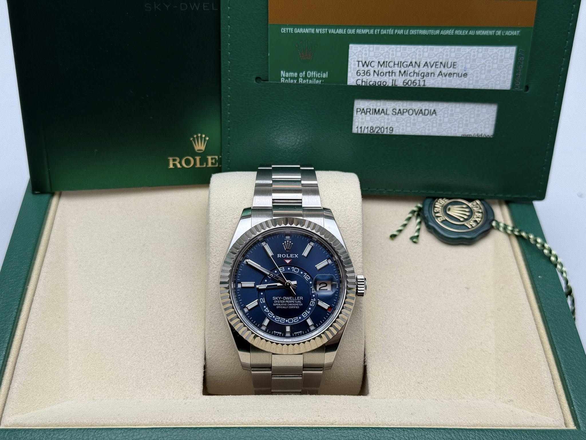 May be an image of wrist watch and text that says 'wm QUE EMPUE CETTE GARANTE VEST VALABL MOMENT DF CHIST NameofOfficial Name fOfficial Relay Retailer TWC MICHIGAN…