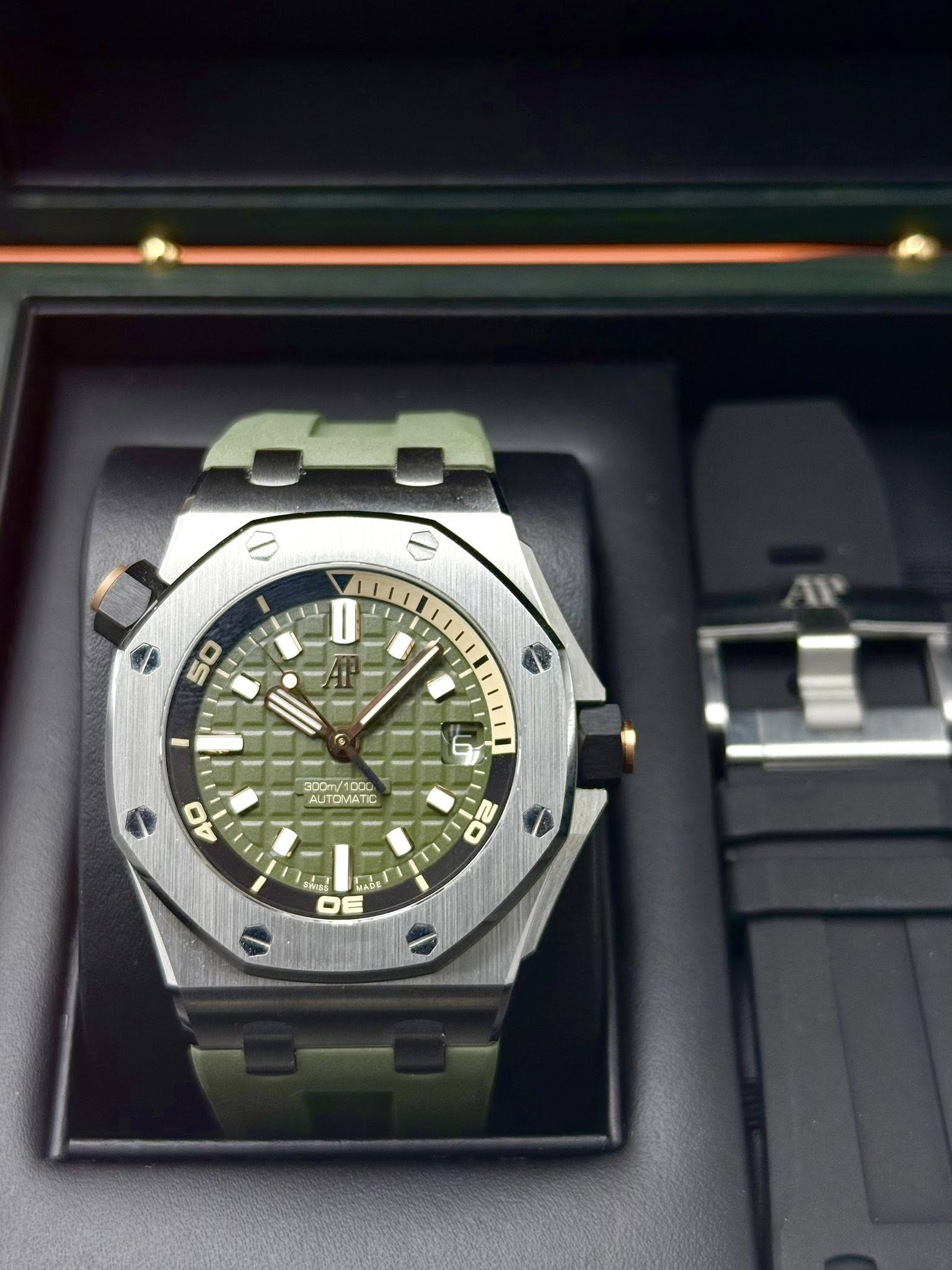 May be an image of wrist watch and text that says '50 300T AUTOMATIC 40 6 の 20 aeal Taл DE'