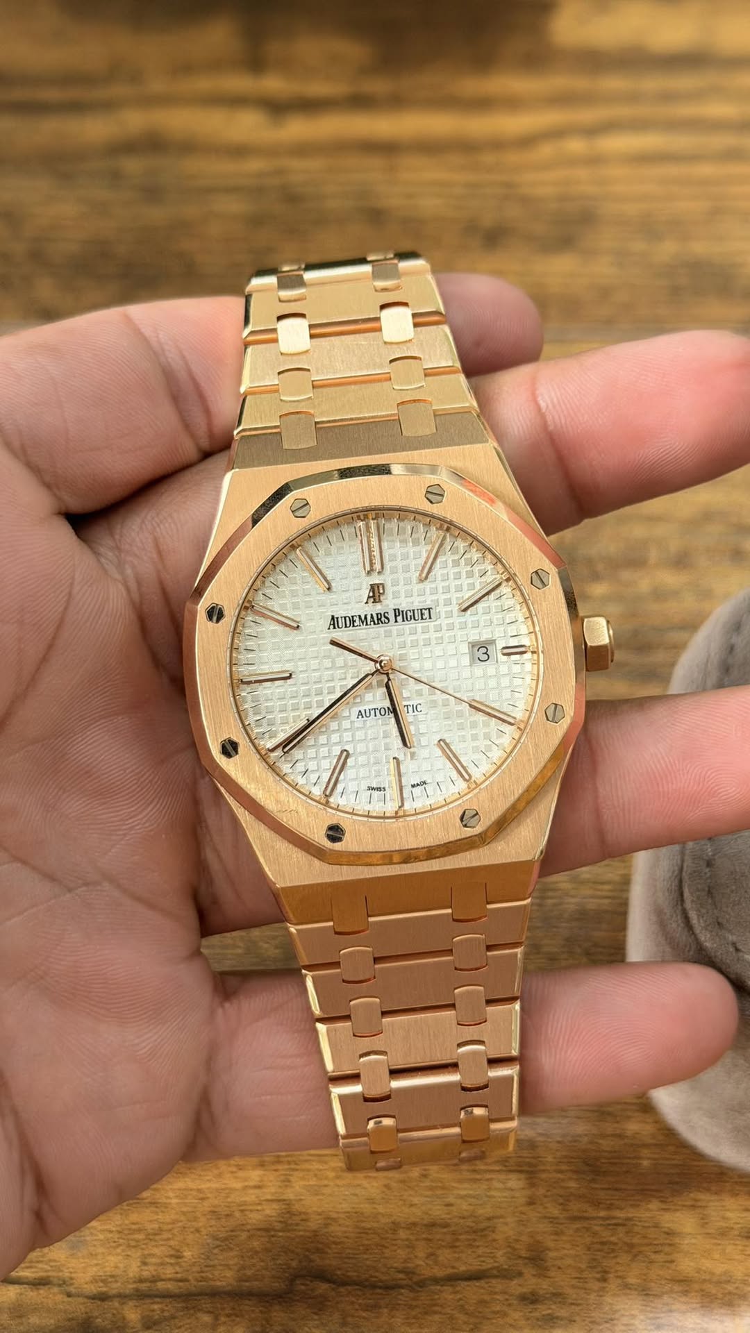 May be an image of wrist watch and text that says 'វ LP AUDEMARS UDEMARSPIGUET PIGUET 訂口量 ርር 3 - TIC AUTON ر 富仁 @ HADy 1'