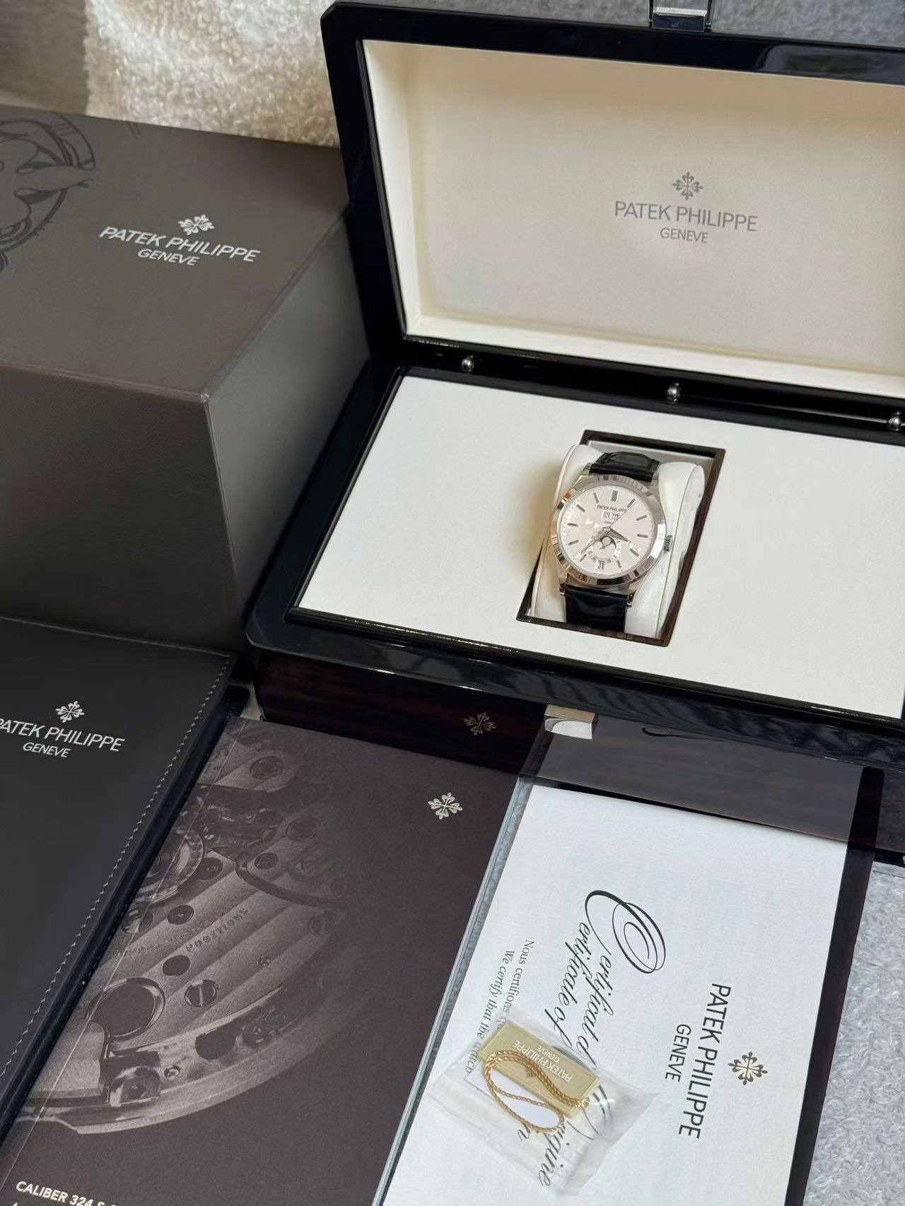 May be an image of wrist watch and text that says 'PATEK ድሎራ PATEKPHULIPPE GENEVE PHILIPPE PHIL 本 PATEK PHILIPPE PATEKPHILIPPE LIPPE GENEVE 導除 ATEK GENEVE PHILIPPE EKPHILIPPE IPPE…