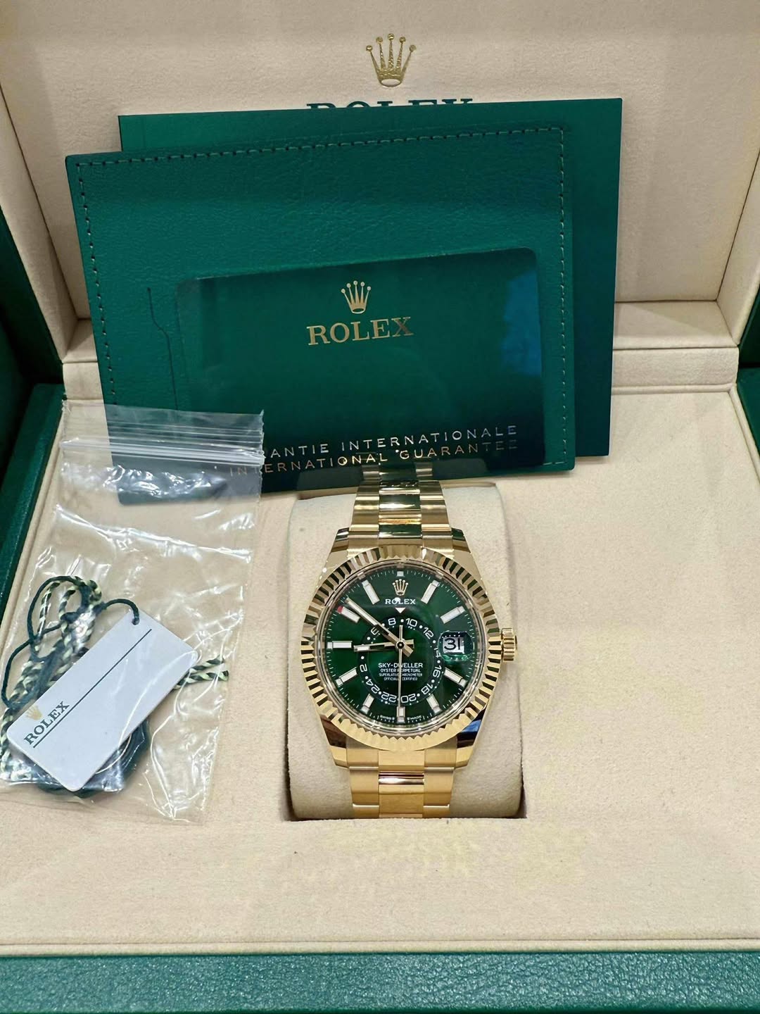 May be an image of wrist watch and text that says 'WiPP ROLE NTERNATIONAL TERNAT ANTIE GUARA ONAL ON vt LB E 팀 2 31 00 S ELER EX ROL MO ب'
