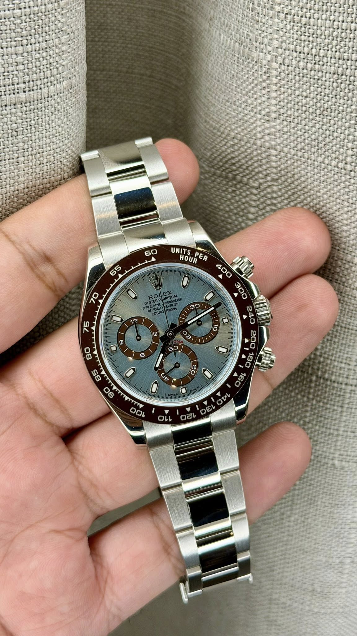 May be an image of wrist watch and text that says '60 UNITS HOUR ER ராிழ் రచి しe 200 80 Wy 100 30 O o O O E C 00 CU'