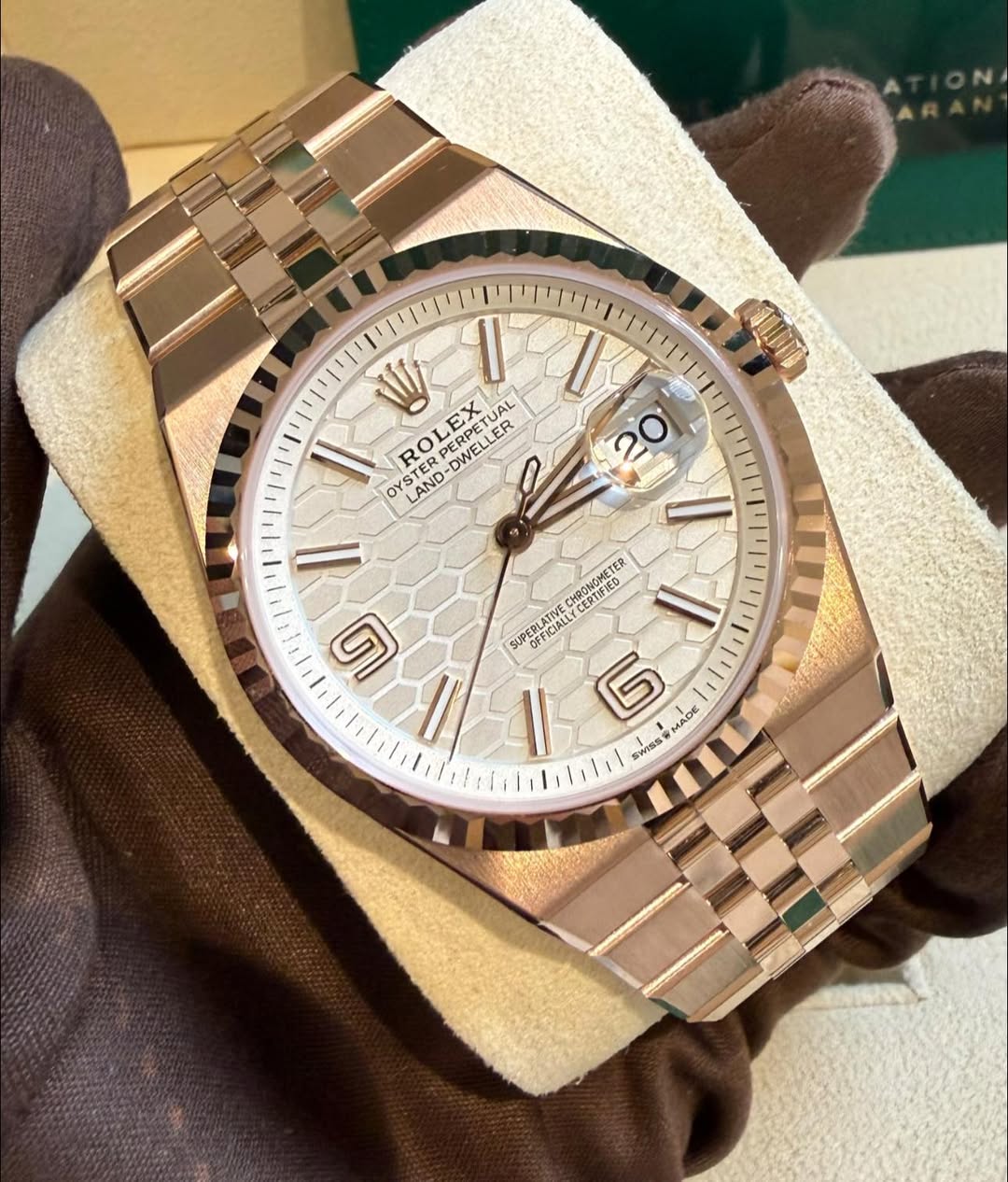 May be an image of wrist watch and text that says 'NIDN V LEX I ROLEX PERPETE ER R AL L OYSTER RO PERPETUP DWELLE 20 O OY LANER LAND LAND ம CEDTICIED HRONGMETER YER CERTIFIED…