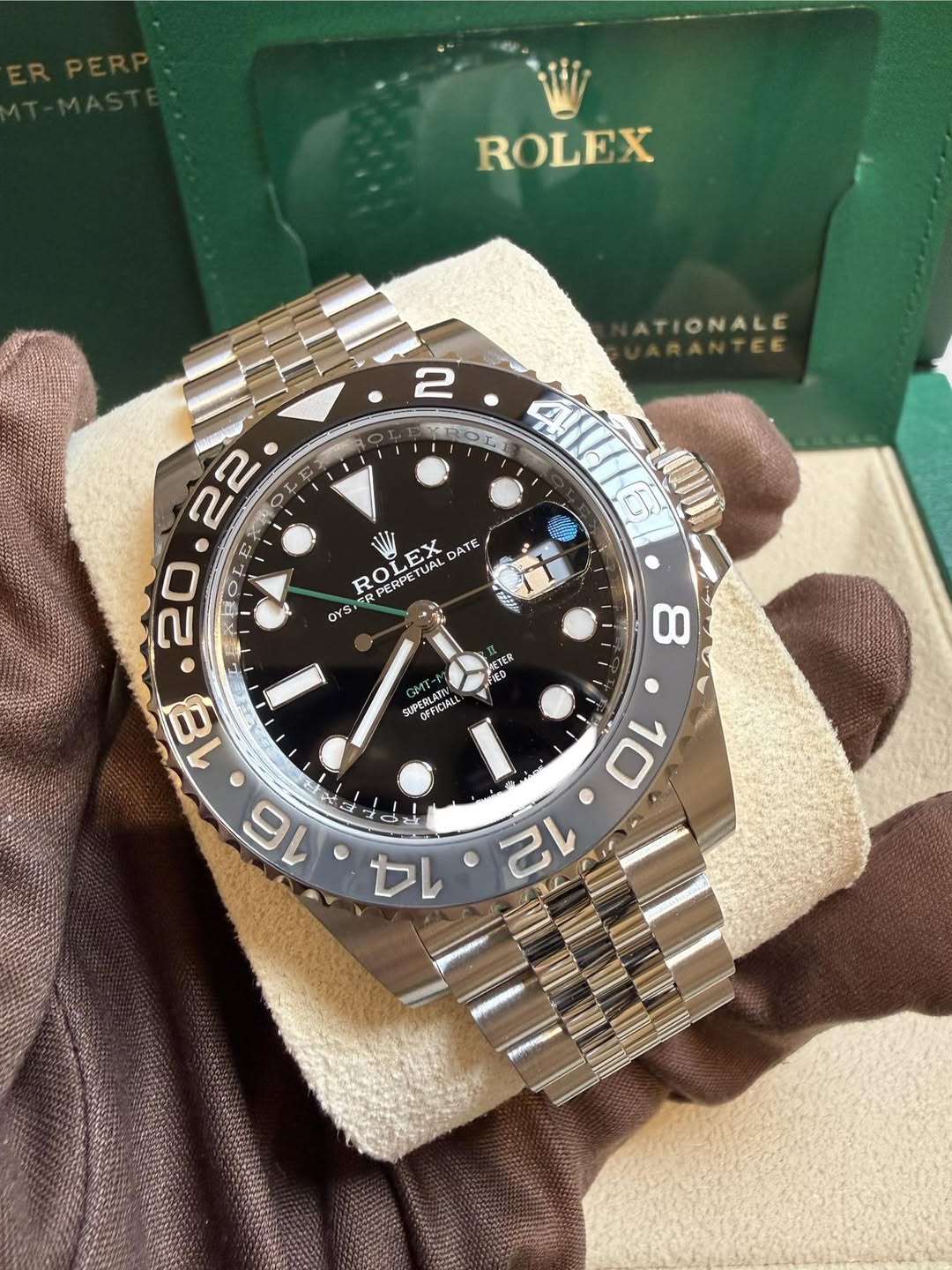 May be an image of wrist watch and text that says 'ROLEX ATIONALE 2 ROL 416 6 我者 ROLEX ΣύΑς DATE PERPETUAL RP でルん LEX TUAL 代E OYS 20.2 2 O م ዮዮ ሥተሪ 衛〇 特泉 公狂. 8 វនស OPERLATR ENS…