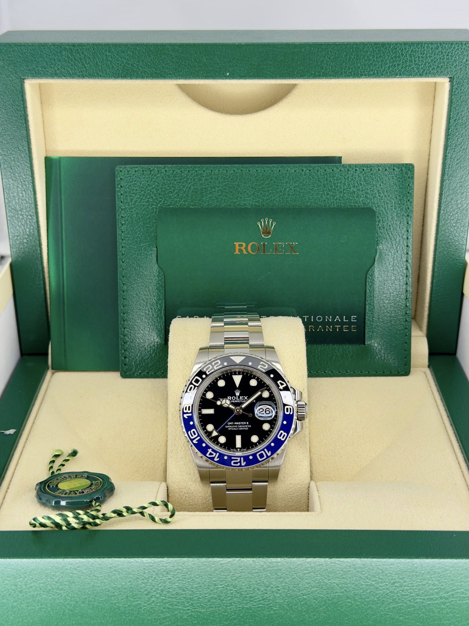 May be an image of wrist watch and text that says 'W ROLEX RO انرن TIONALE TIONA 2 R DLE I 8 10 12'
