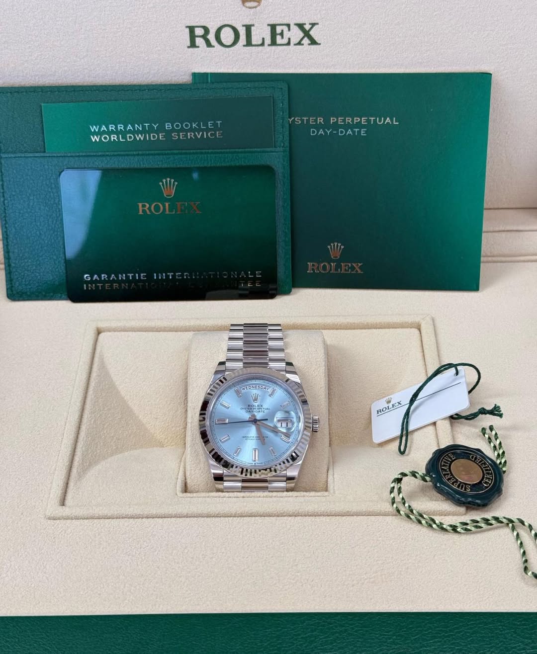 May be an image of wrist watch and text that says 'ROLEX WARRANTYBOOKLE WARRANTY WORLDWIDESERVICE W WORLDWIDE DW SERVIC YSTERPERPETUAL YSTER PERPETU PERPETUAL TUAL DAY-DATE…