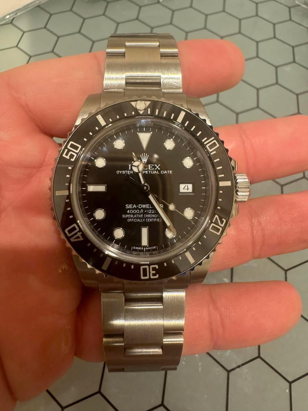 May be an image of wrist watch and text that says '50 EX OYSTER P PE OYSTERPETUALDATE PE TUAL DATE DA 10 4 SEA-DWE 4000/ -122 E MRONG HRONG FICIAL FICIALLYCE LYCERTIF aWei-s 5MAEA…