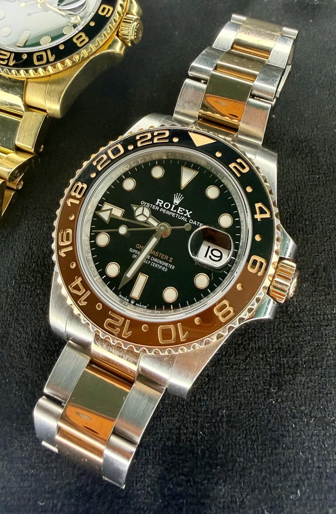 May be an image of wrist watch and text that says ' OYS OYSTER ED RO ROLE POLEY OL PERPET PERPETUAL UAT EX TUAL DATE 4 PAEI SAPER SIGEO UI ๔ LLYCERTIFIED CHRAONETER ER ИM44CTE…