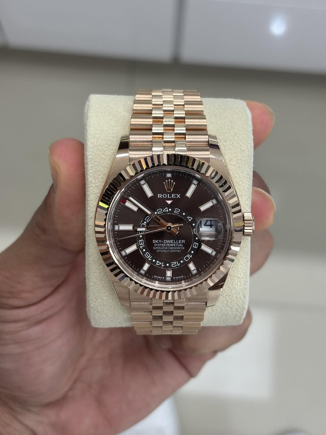 May be an image of wrist watch and text that says 'ROLEX ROI X . < 2 ቅዱ C SKY DWELLER DIVEL LER DN レ O セレ L دم ንባባ፡ が価 U'