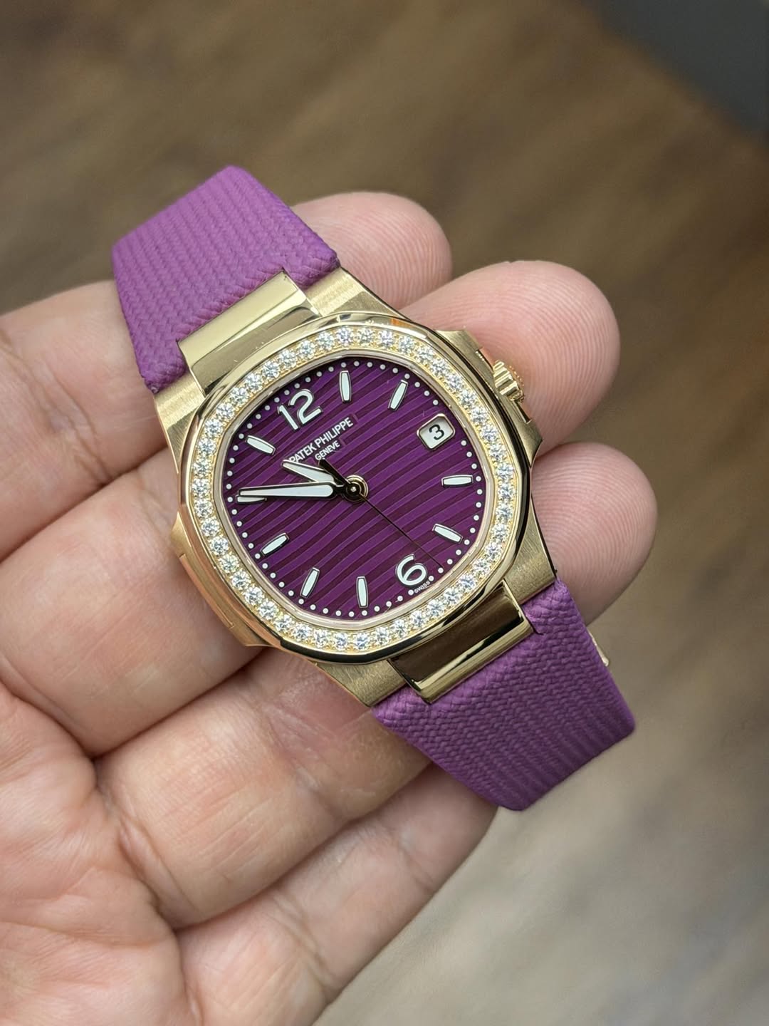 May be an image of wrist watch and text that says '지킨 i က 12 RHEVE PHILIPPE RATEK GENEVE 6 S'