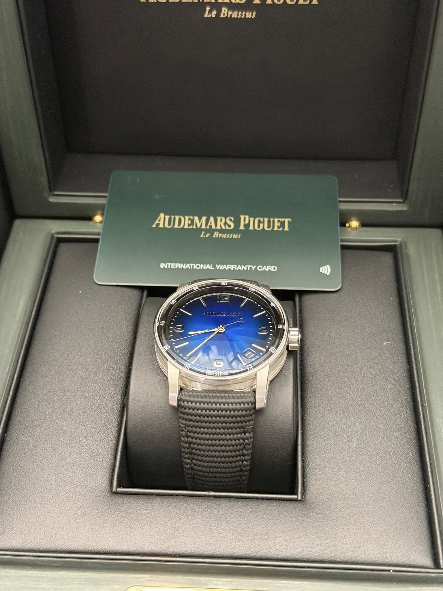 May be an image of wrist watch and text that says 'Le Brassus AUDEMARSPIGUET Le Brassus AUDEMARS PIGUET INTERNATIONAL WARRANTY NTERIWATONALWWRRANTYCARO CARD (1 15 HIEA ወ'
