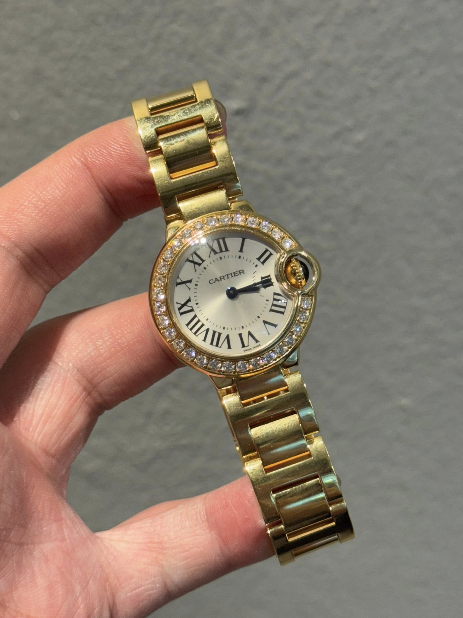 May be an image of wrist watch and text that says 'XI XIII ち茶 CARTIER ቦስ VIIVIIIA VIIII VI L IX Ⅲ IVIII'