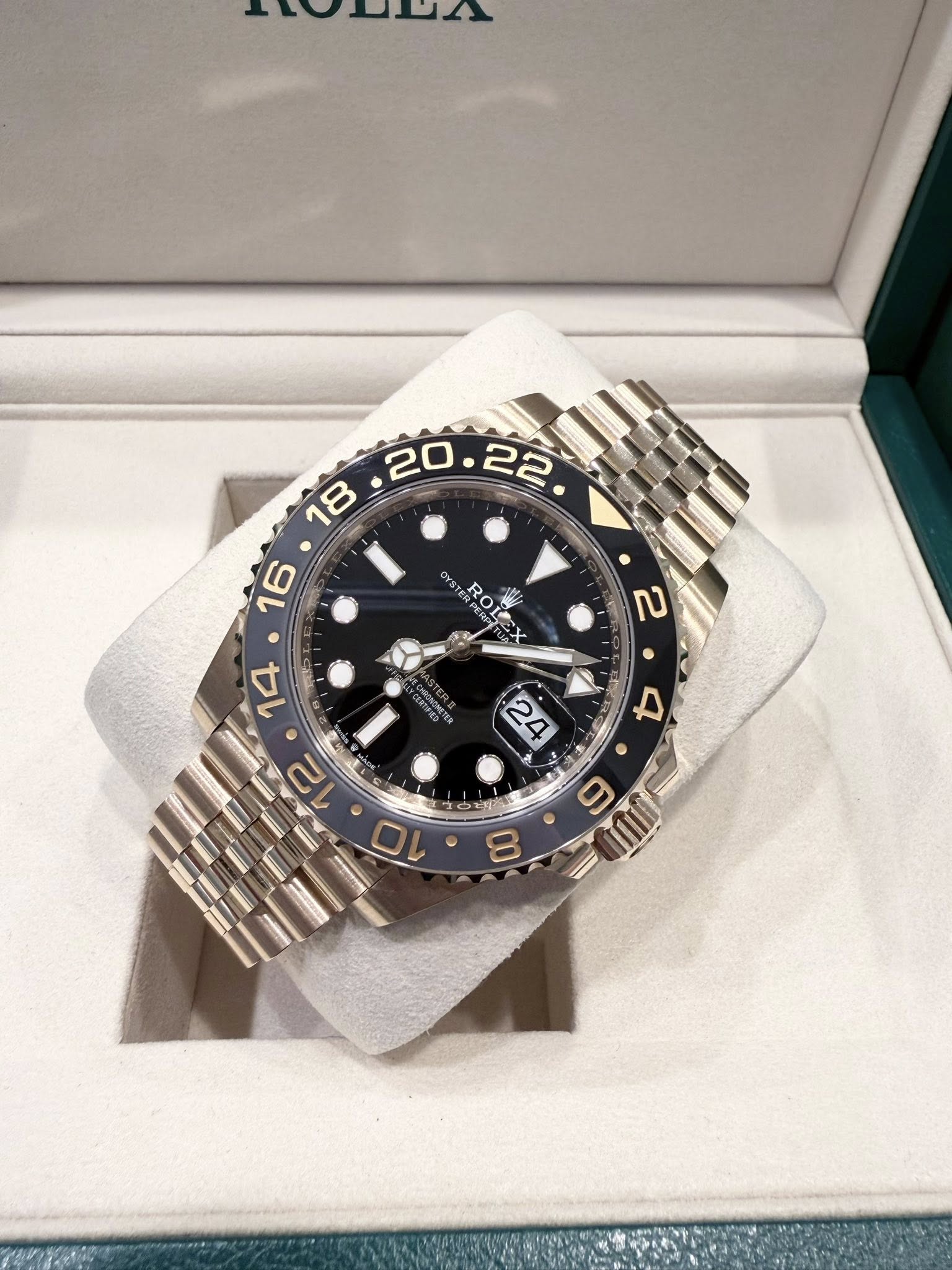 May be an image of wrist watch and text that says ' ROL 1Ao RO DA C π 14 CONGMETER 4 24 S 10 8'