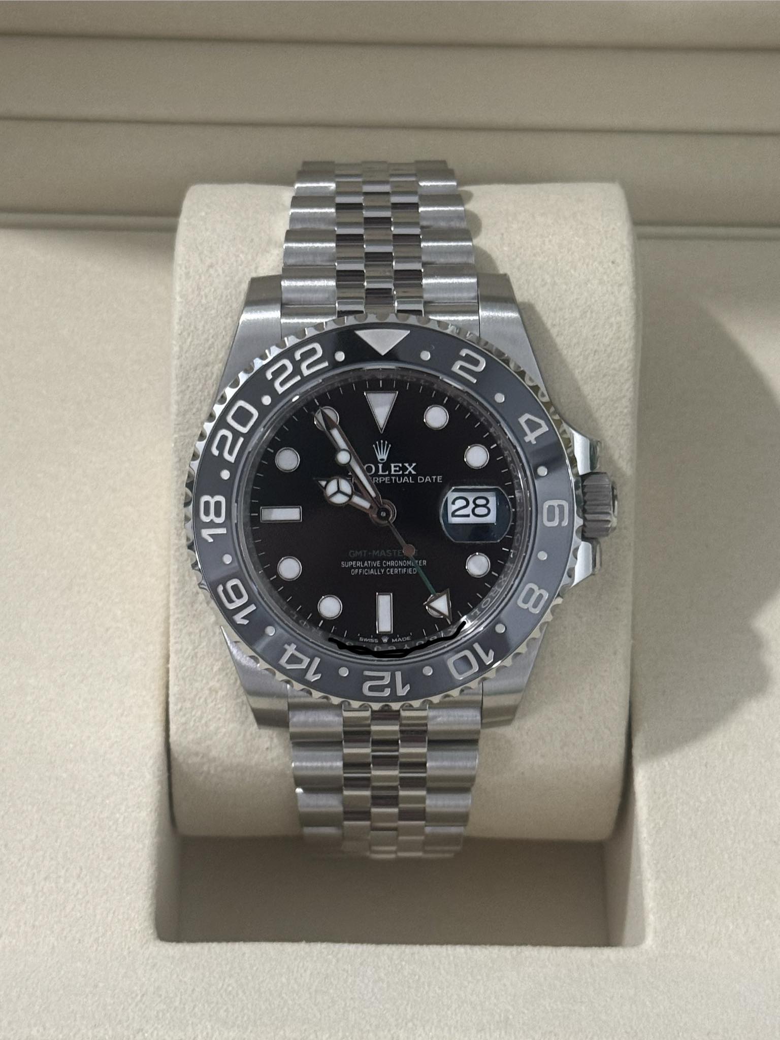 May be an image of wrist watch and text that says 'AA 22 20 2 OLEX TUAL 4 18 28 တ LIB A C 10'