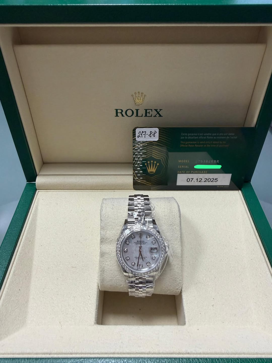 May be an image of wrist watch and text that says '-ግኒት ROI ي お影樂 ® 0ា E - ና 6 G N 1 B5L'