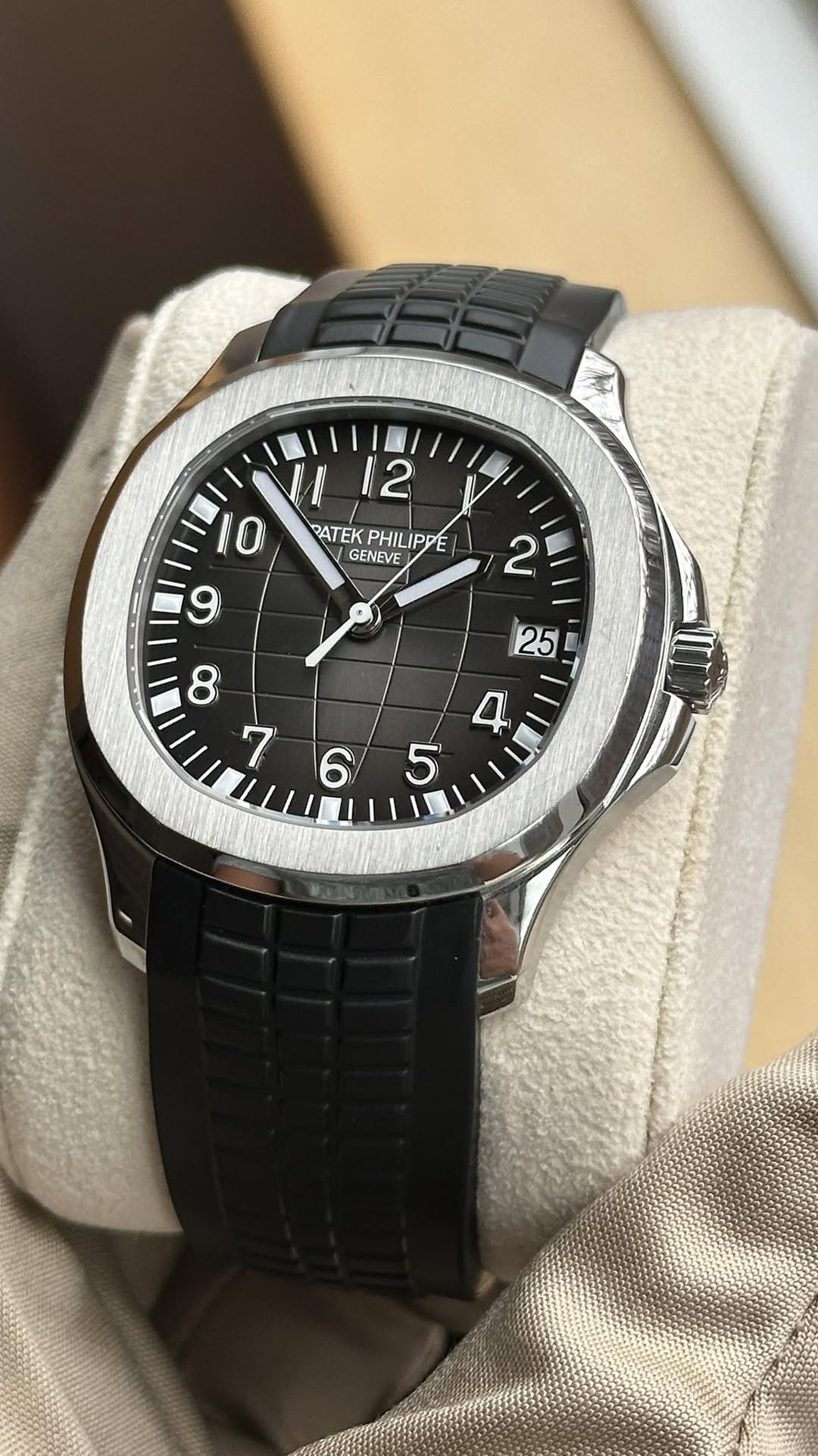 May be an image of wrist watch and text that says '2 PATEKPHILIPPE| RATEK PHILIPDE GENEVE 0 9 2 8 ል 25 4 5 6'