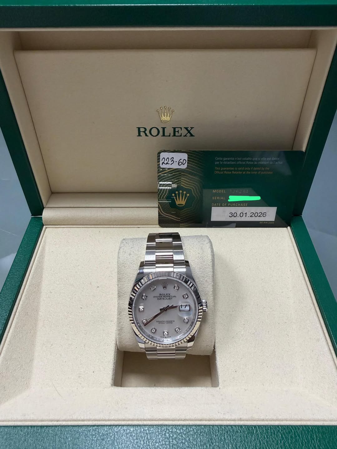 May be an image of wrist watch and text that says 'ROI T 6 3 نه A 9 宮 17 INE 6 a 2'