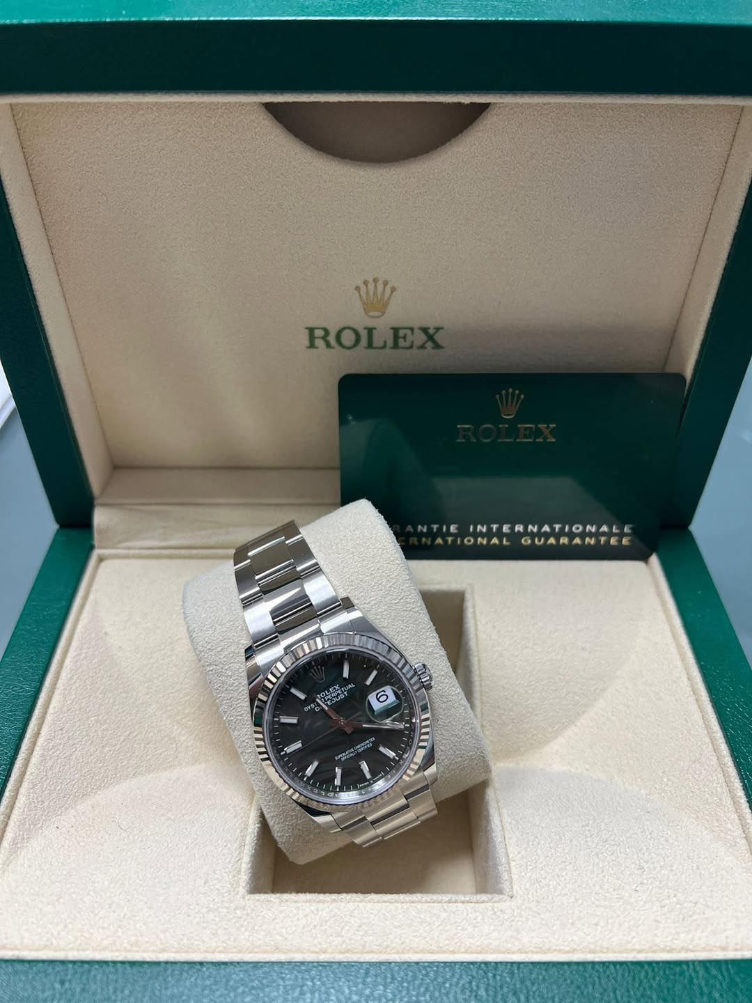 May be an image of wrist watch and text that says '1 ROLI NTIE TIEINTERNATIONALI INTERNATIONAL ONAL ON GUARANTE A aлиKи EJURY ROLKTIA ወ 6 IIII RA'