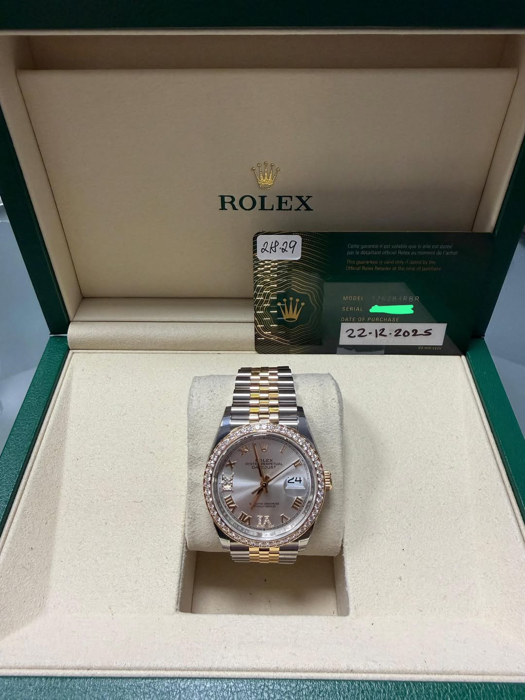 May be an image of wrist watch and text that says '2, 慧网 AIII 7 T f'