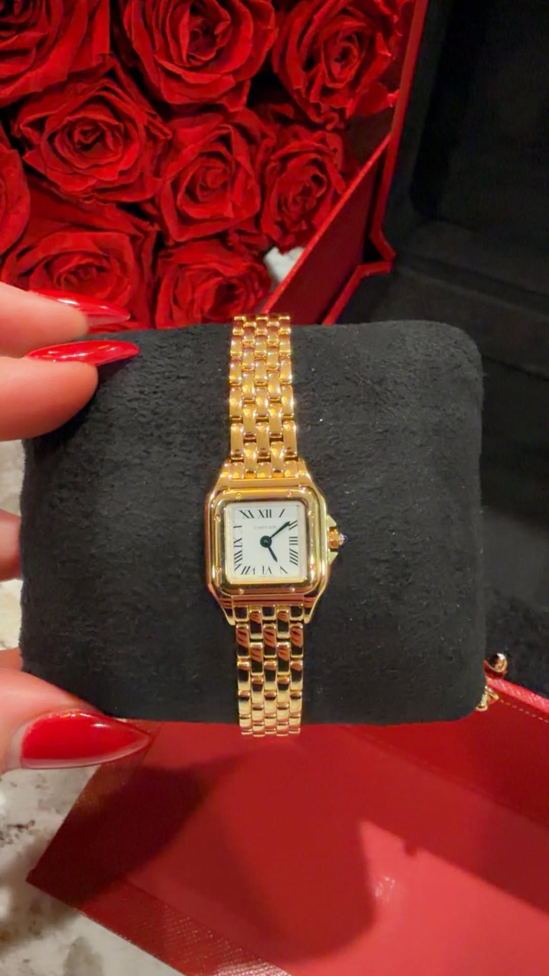 May be an image of wrist watch and text that says 'שש XII 11 1 VI II I1 IA HIII'