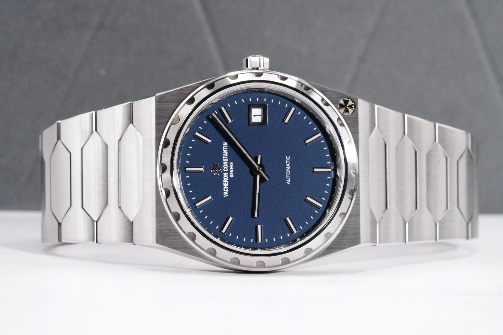May be an image of wrist watch and text that says 'I' I CONSTANTIN VACHERON.CONSTANTIN JAENE GENEYE VACHERON \ AUTOMATIC I.'