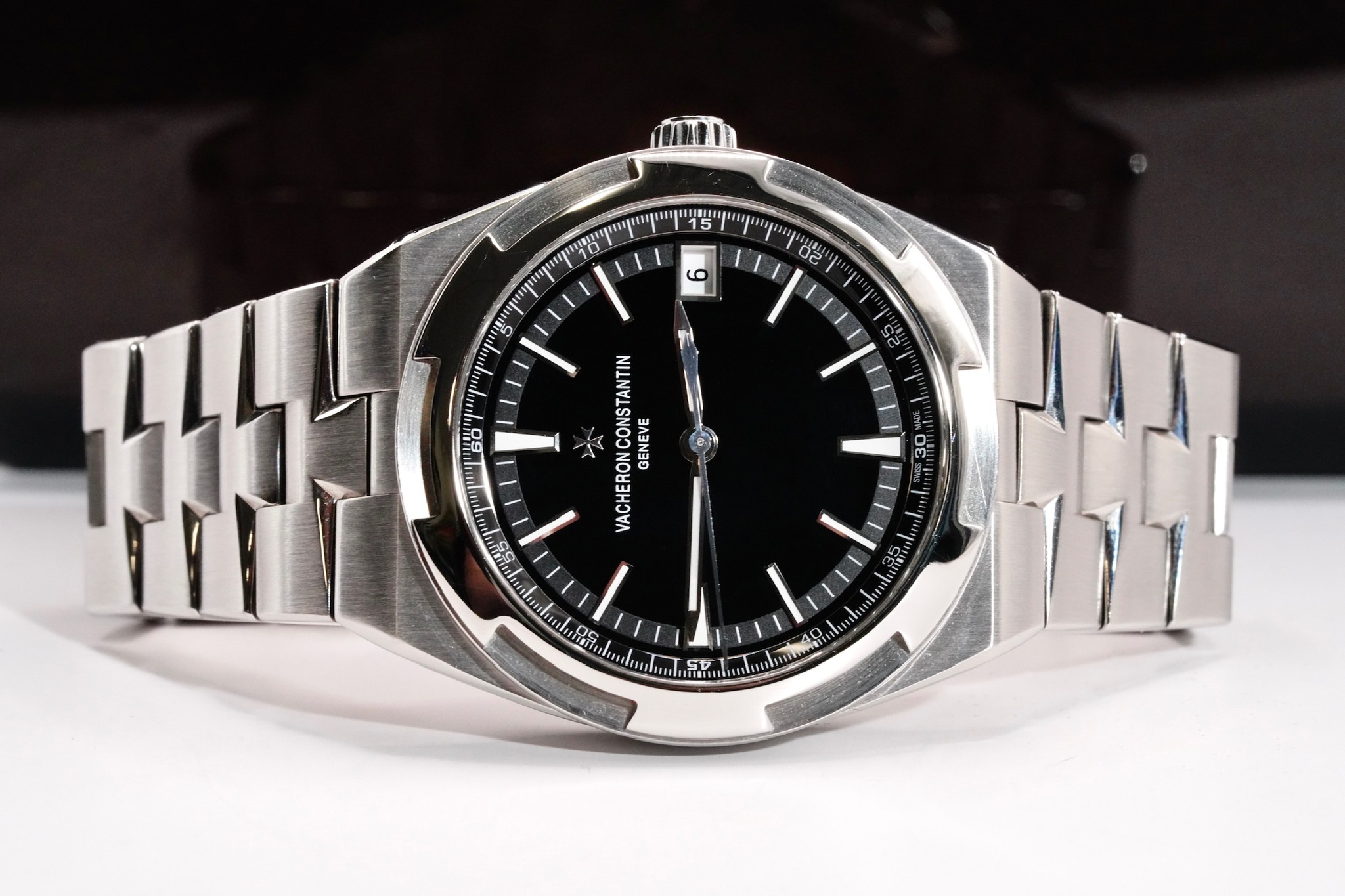 May be an image of wrist watch and text that says '10 6 5 ل 60 uT ብተ VACHERONCONSTANTIN VACHERONCO CONSTANTIN GENEVE 30 7O'