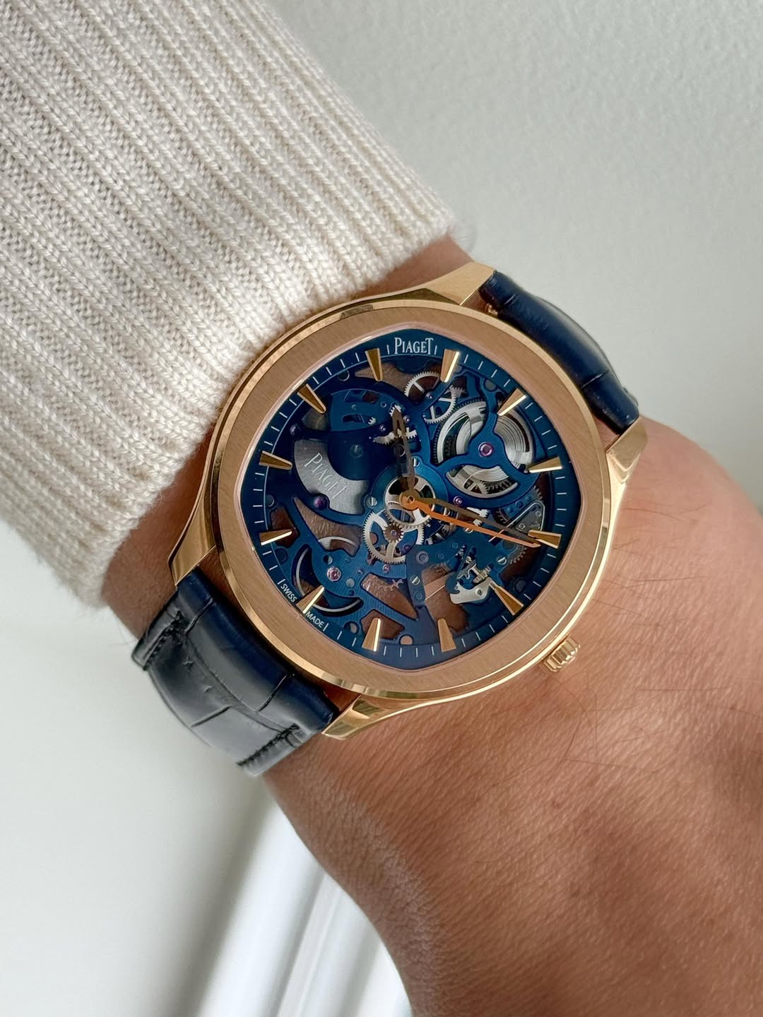 May be an image of wrist watch and text that says 'PIAGET V 6 S SWIS MADE! I, S'