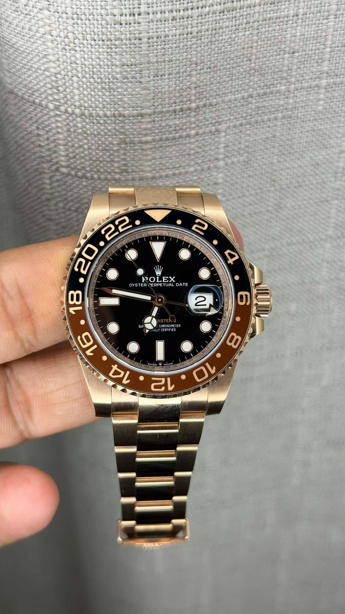 May be an image of wrist watch and text that says '2 POLEX TER '