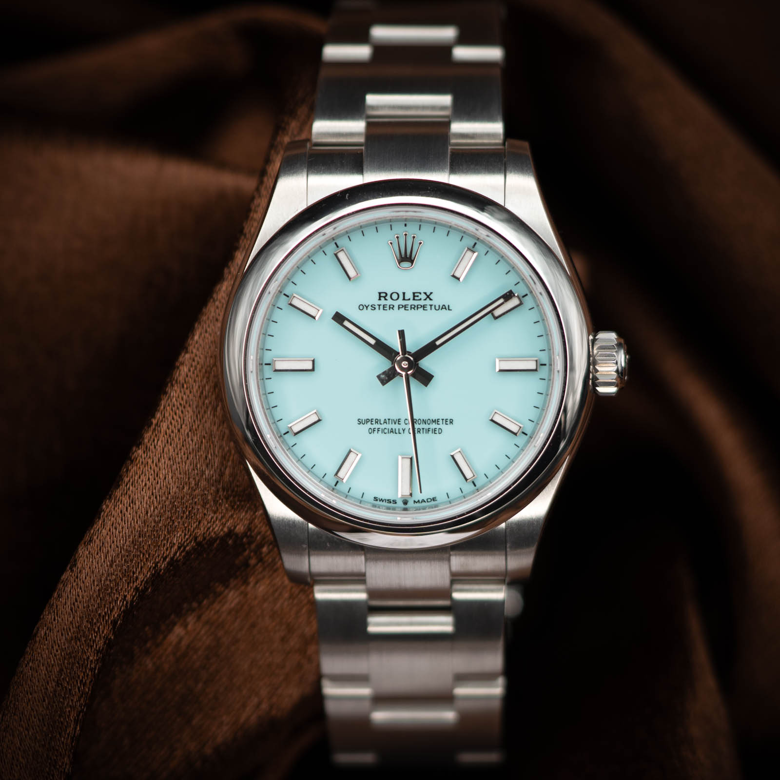 May be an image of wrist watch and text that says 'ROLEX OYSTER PERPETUA DDE UAL YSTERPERPET I SUPERLATIVE PIONGMETER OFFICIALLY ERTIF RTIFIED OFFICIALLY ตติน SATES mлOe ט0ה'